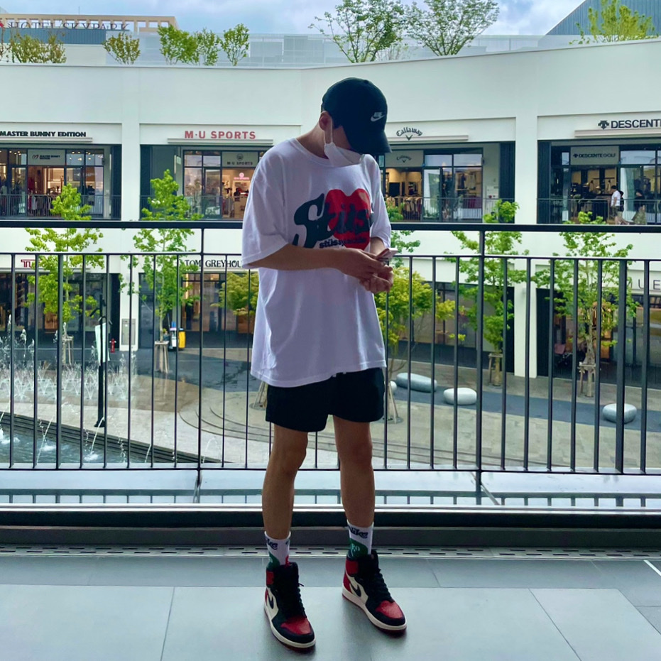 Jordan 1 Retro High OG Bred Toe, Stussy x Cactus Plant Flea Market Heart T-Shirt 착용 스타일