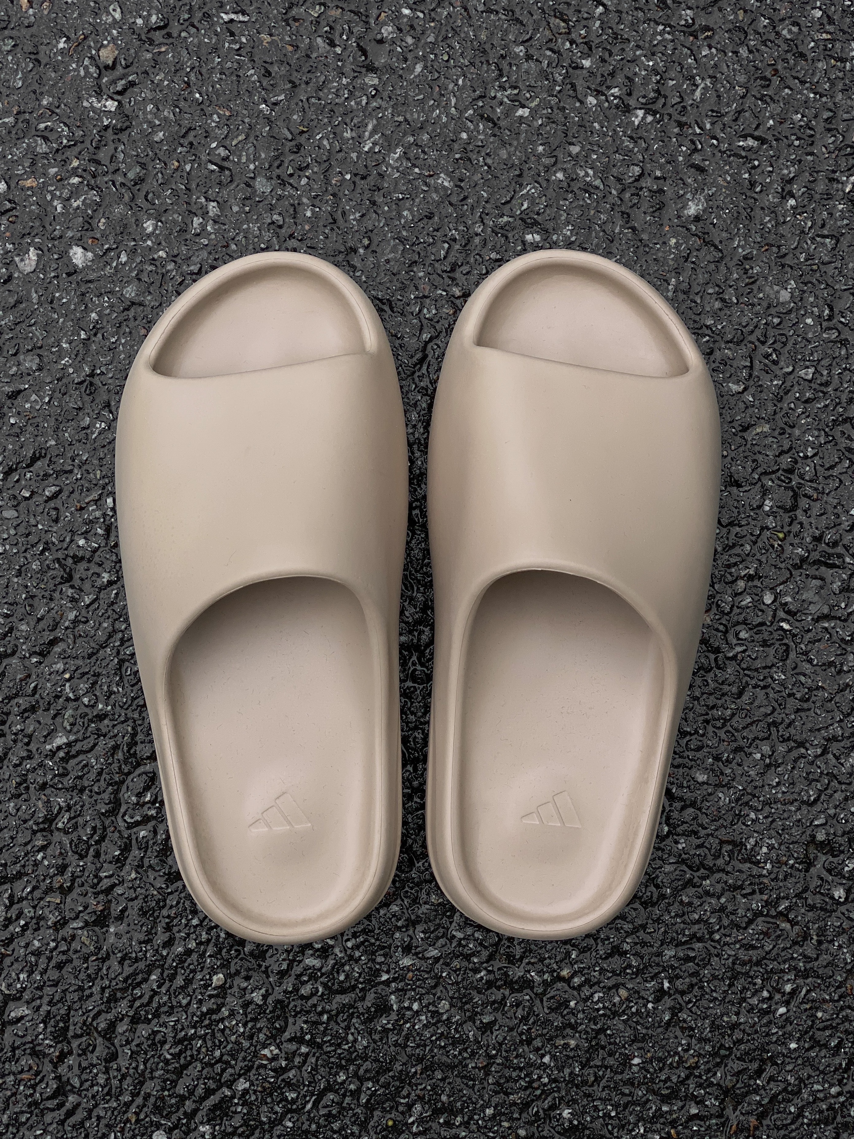 Adidas Yeezy Slide Pure 착용 스타일