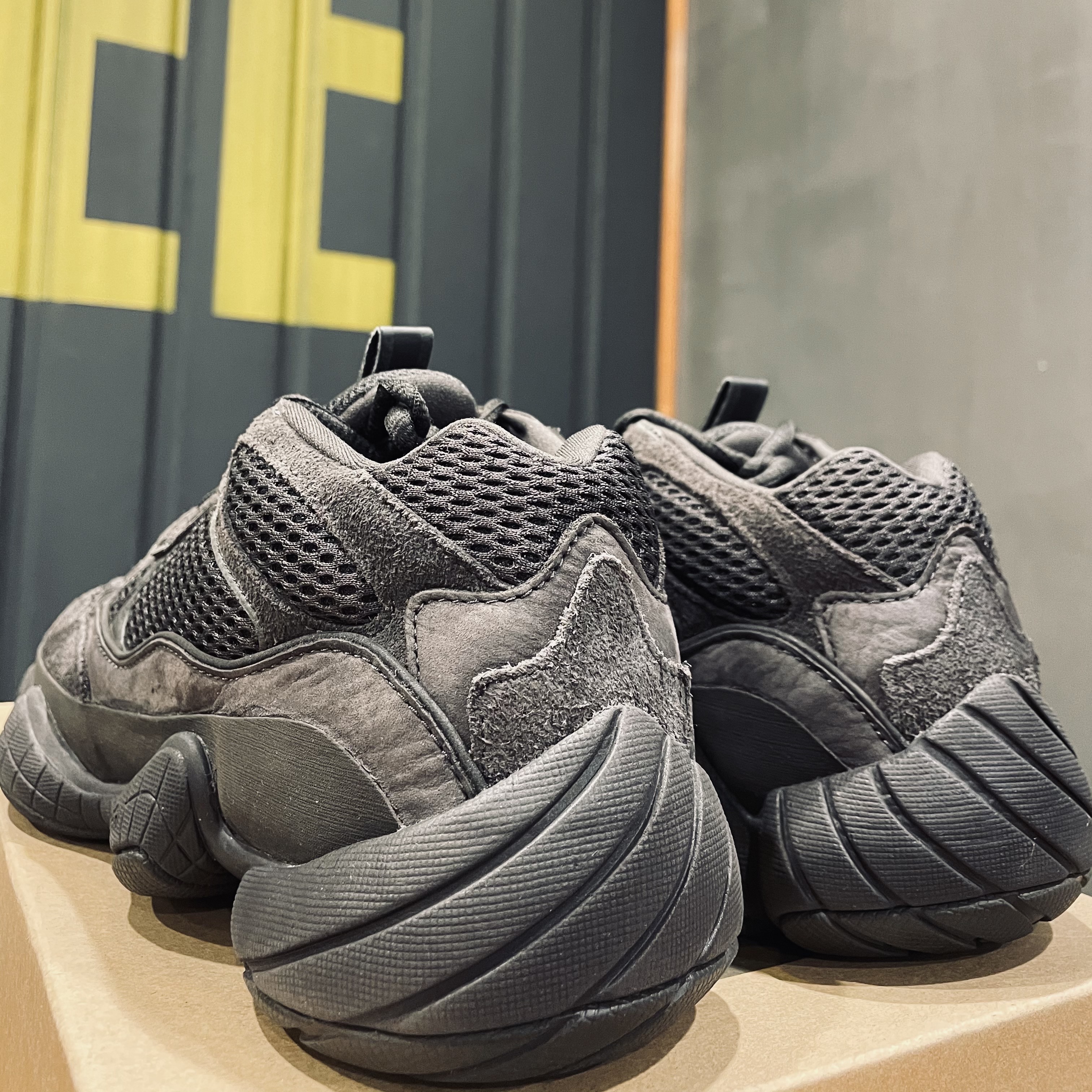 Adidas Yeezy 500 Utility Black 2018/2020 착용 스타일 - 3