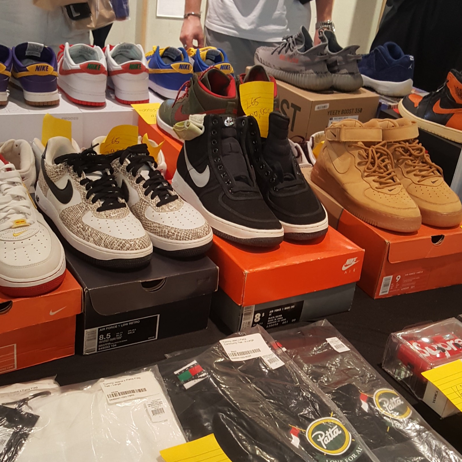 Nike x Sean Wotherspoon Air Max 1/97, Nike Air Force 1 Mid QS University Red and Midnight Navy 착용 스타일 - 4