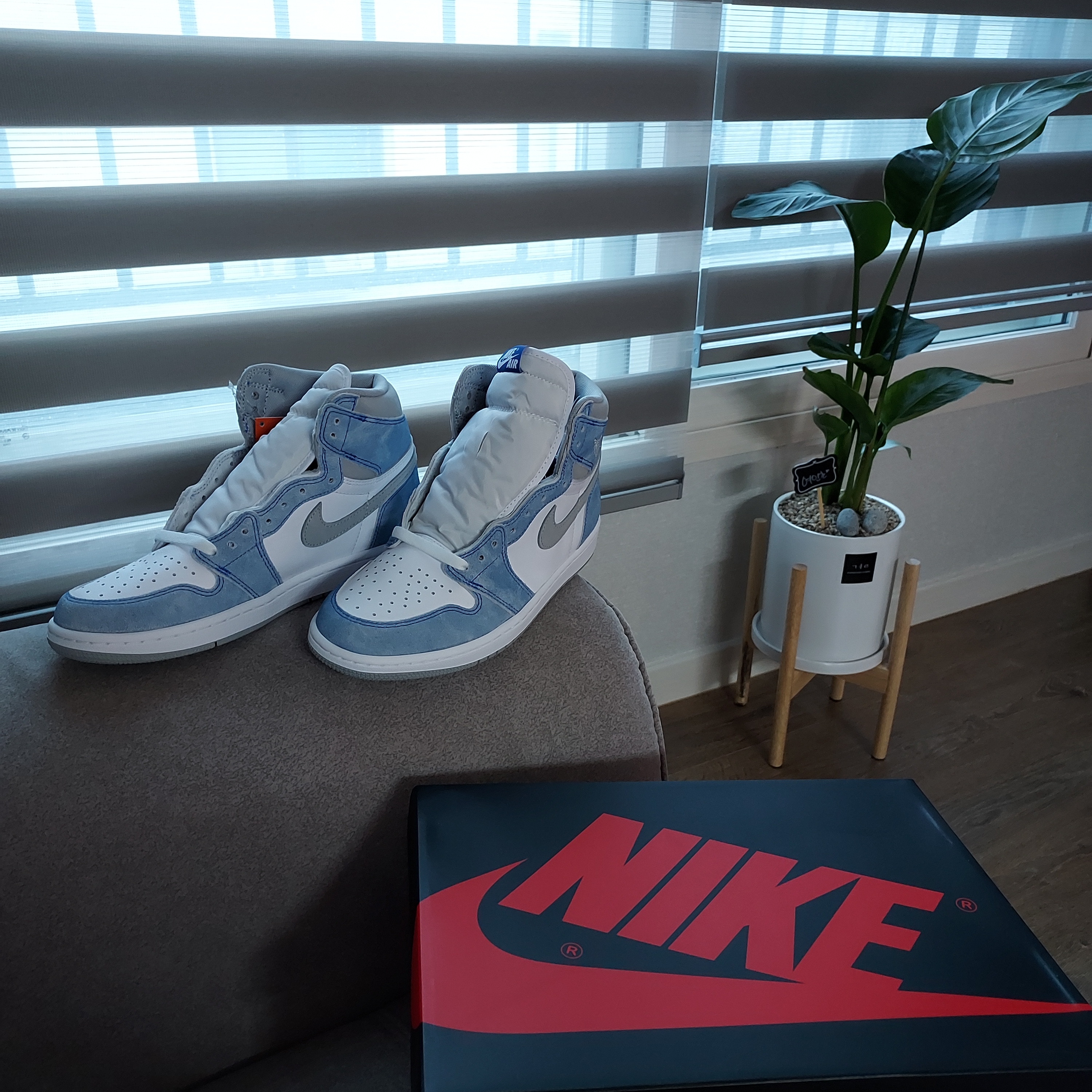 Jordan 1 Retro High OG Hyper Royal 착용 스타일