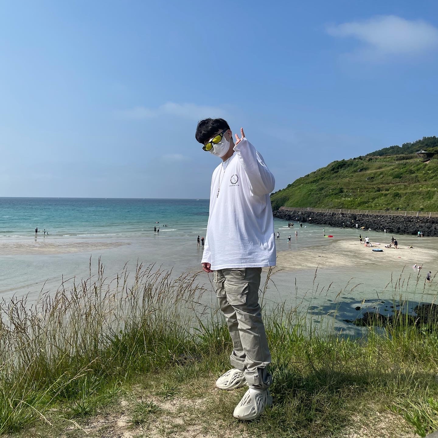 Adidas Yeezy Foam RNNR Sand 착용 스타일