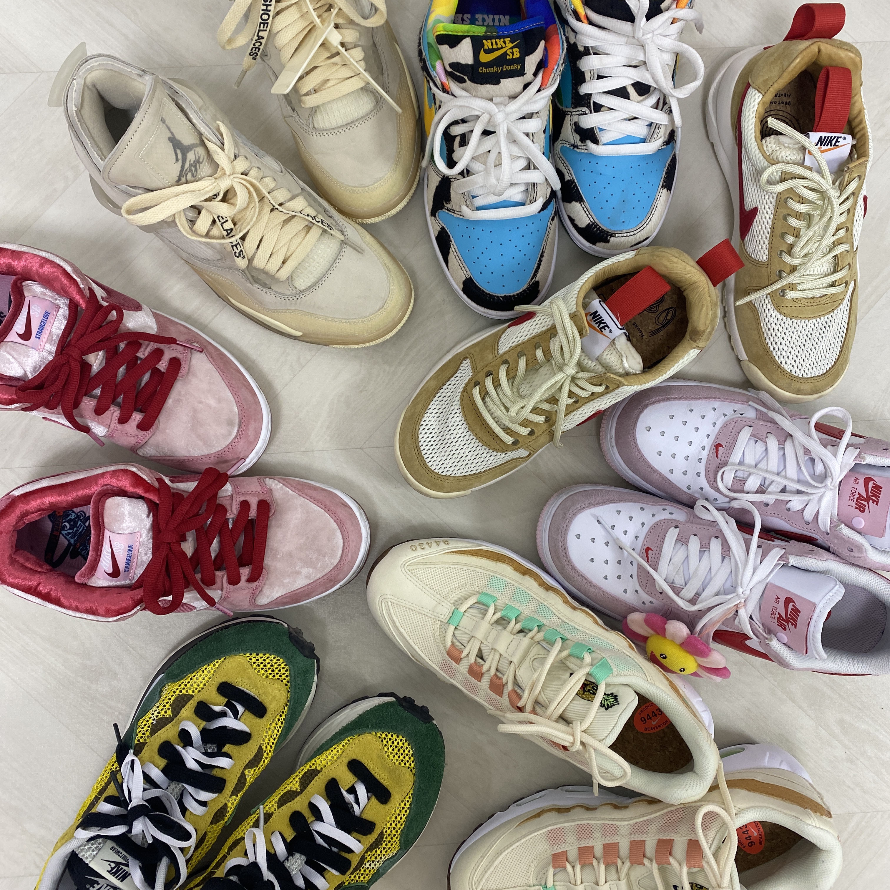 Nike x Sacai VaporWaffle Tour Yellow & Gorge Green Sail, Nike Air Force 1 '07 QS Valentine's Day 착용 스타일