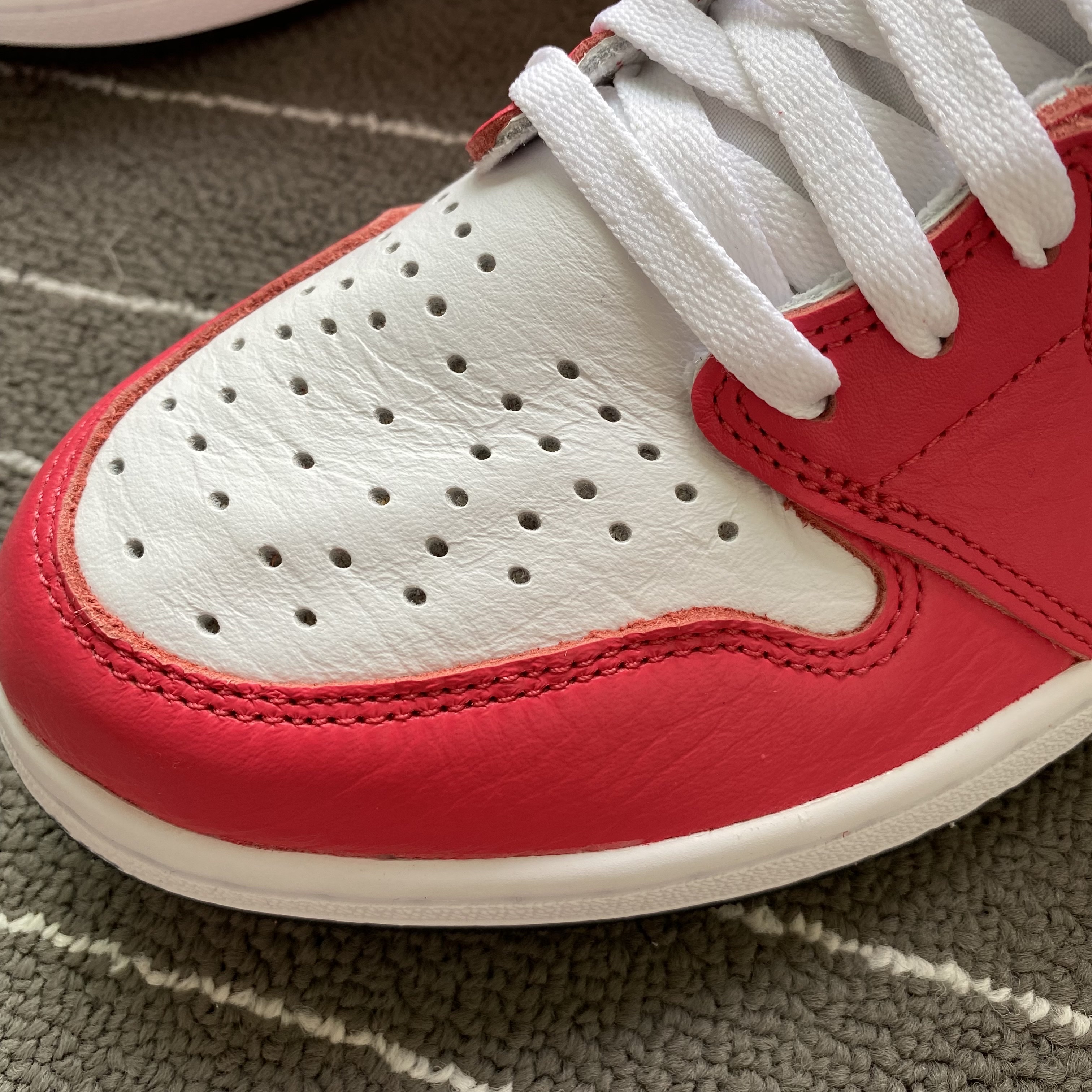 Jordan 1 Retro High OG Light Fusion Red 착용 스타일 - 3