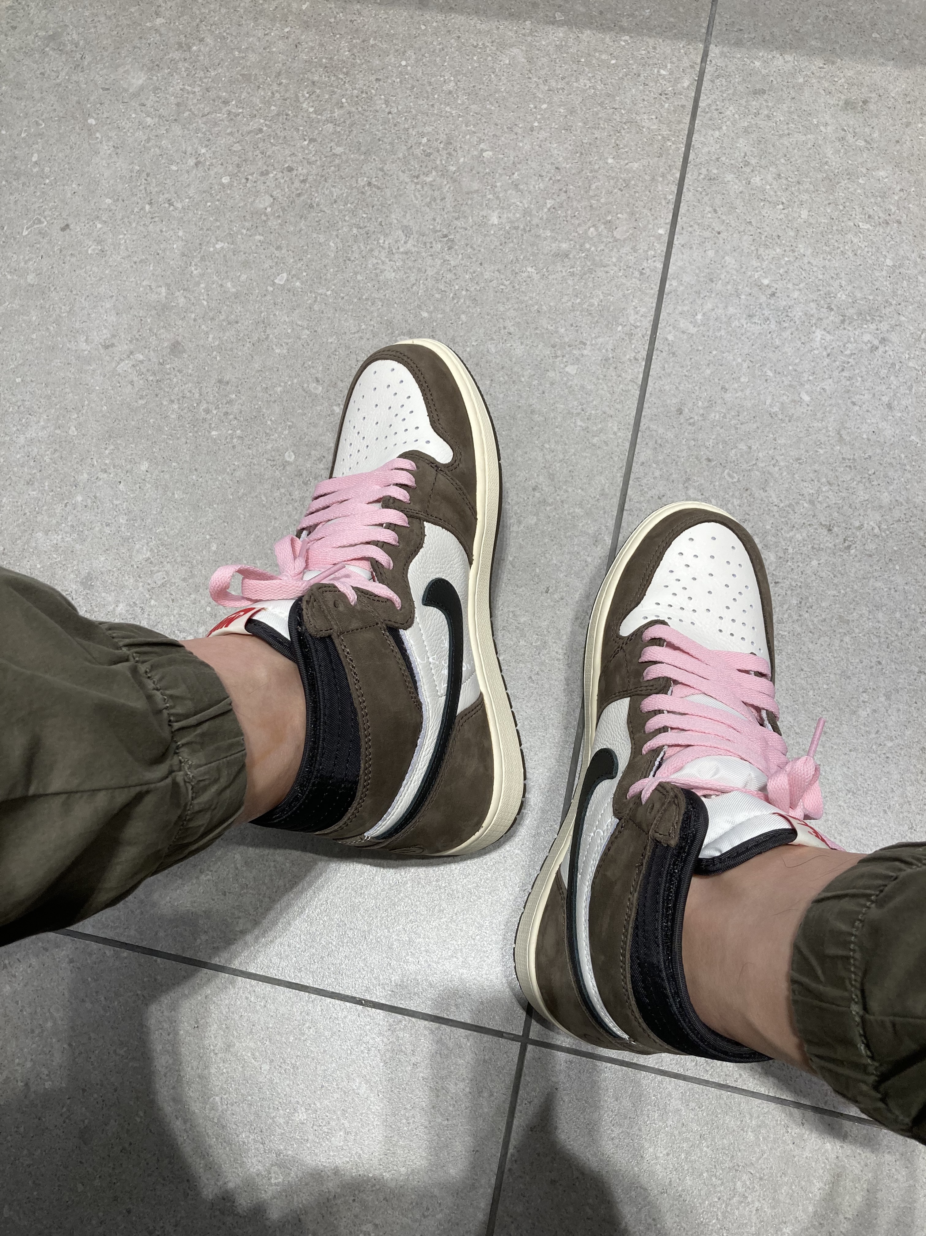 Jordan 1 x Travis Scott Retro High OG SP Mocha 착용 스타일 - 1