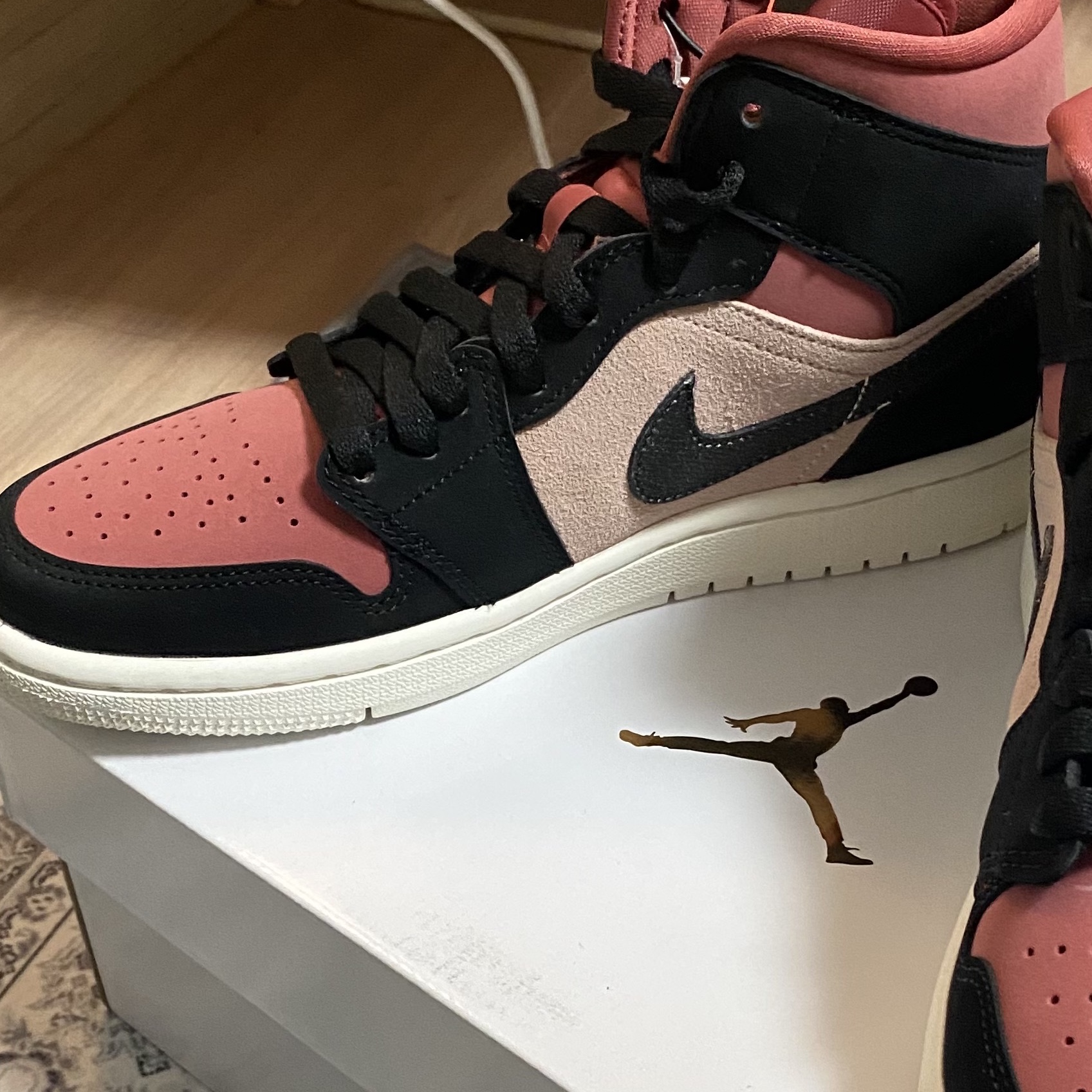 (W) Jordan 1 Mid Burgundy Dusty Pink 착용 스타일 - 3