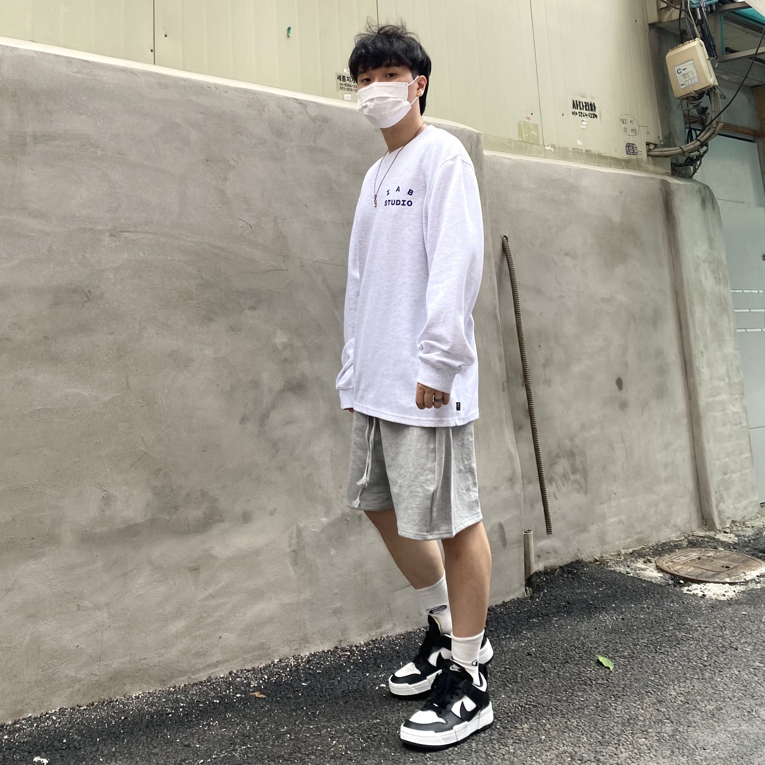 (W) Nike Dunk Low Disrupt Black White, IAB Studio Long Sleeve Light Gray 착용 스타일
