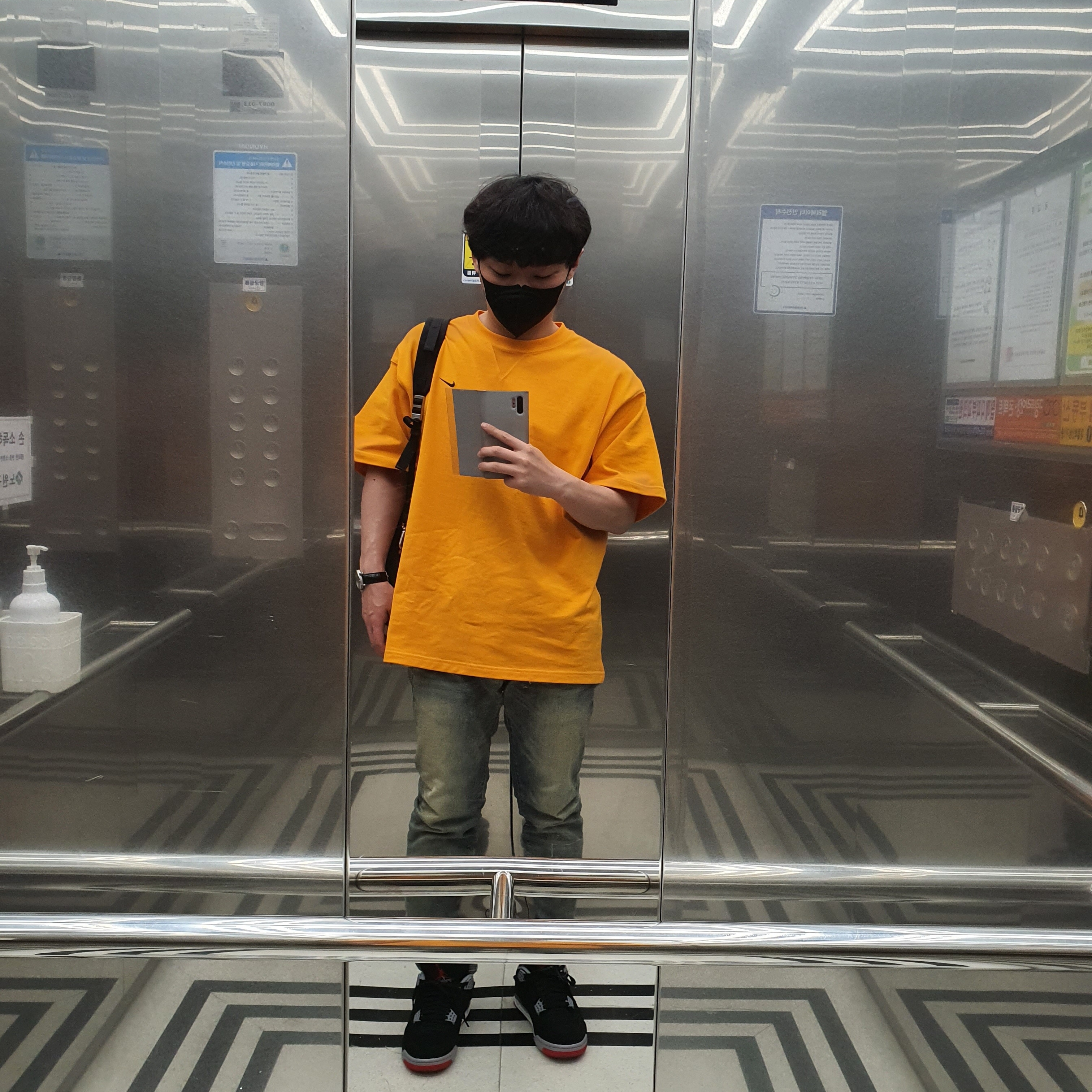 Jordan 4 Retro Bred 2019, Nike x Kim Jones Oversized T-Shirt Circuit Orange - US/EU 착용 스타일