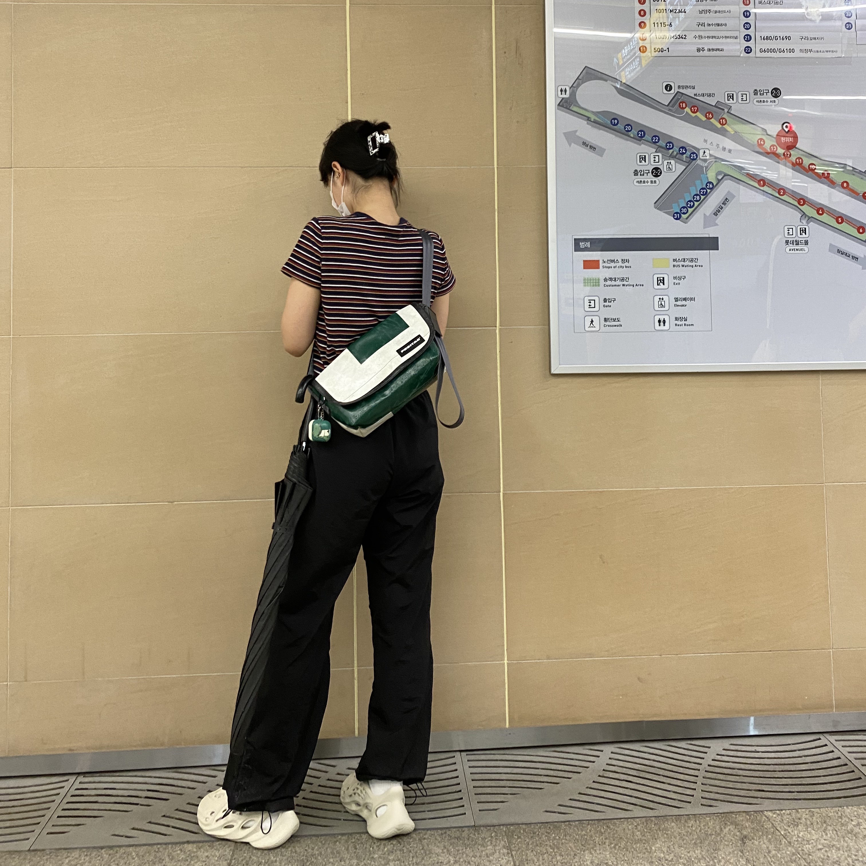 Adidas Yeezy Foam RNNR Sand 착용 스타일