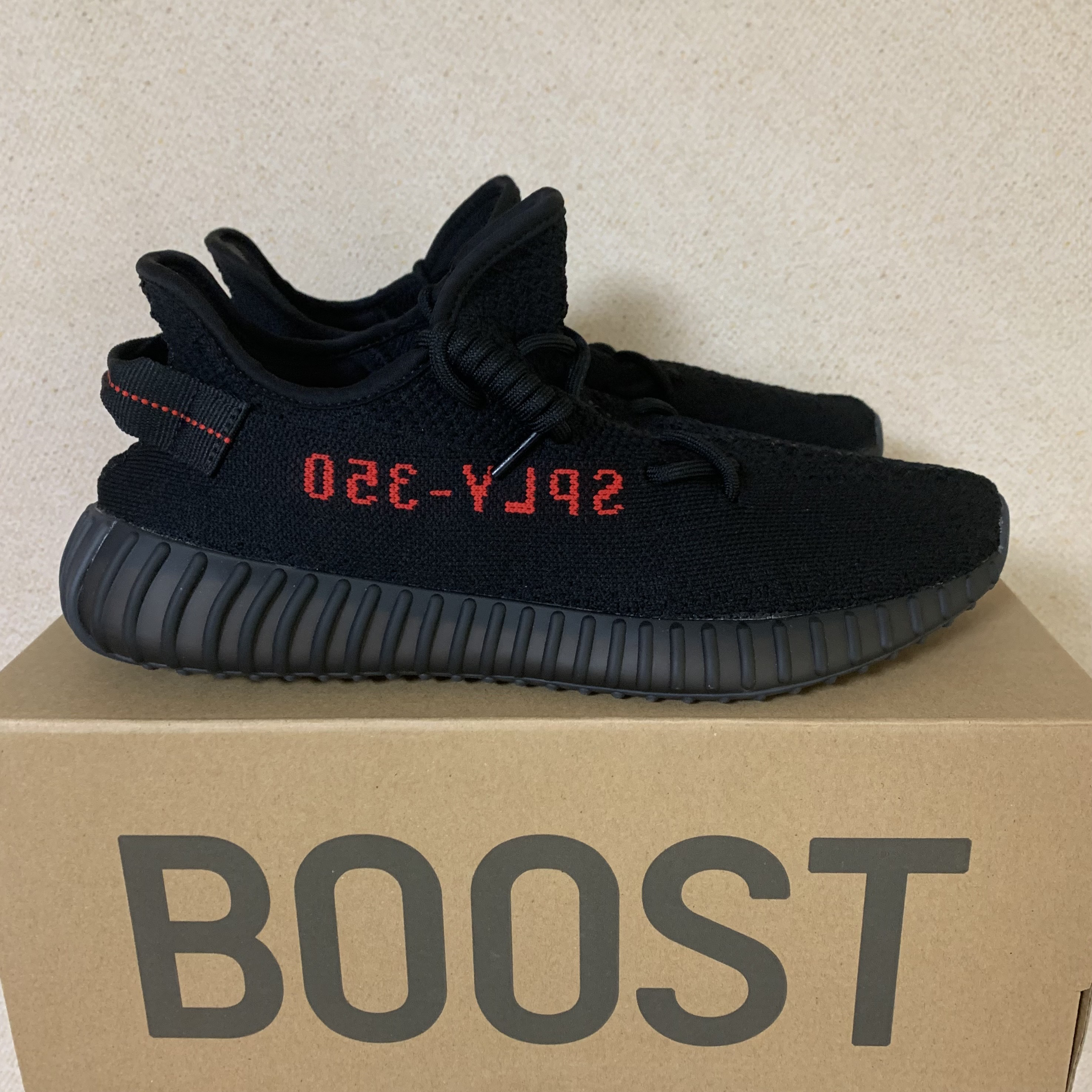 Adidas Yeezy Boost 350 V2 Black Red 2020 착용 스타일 - 1