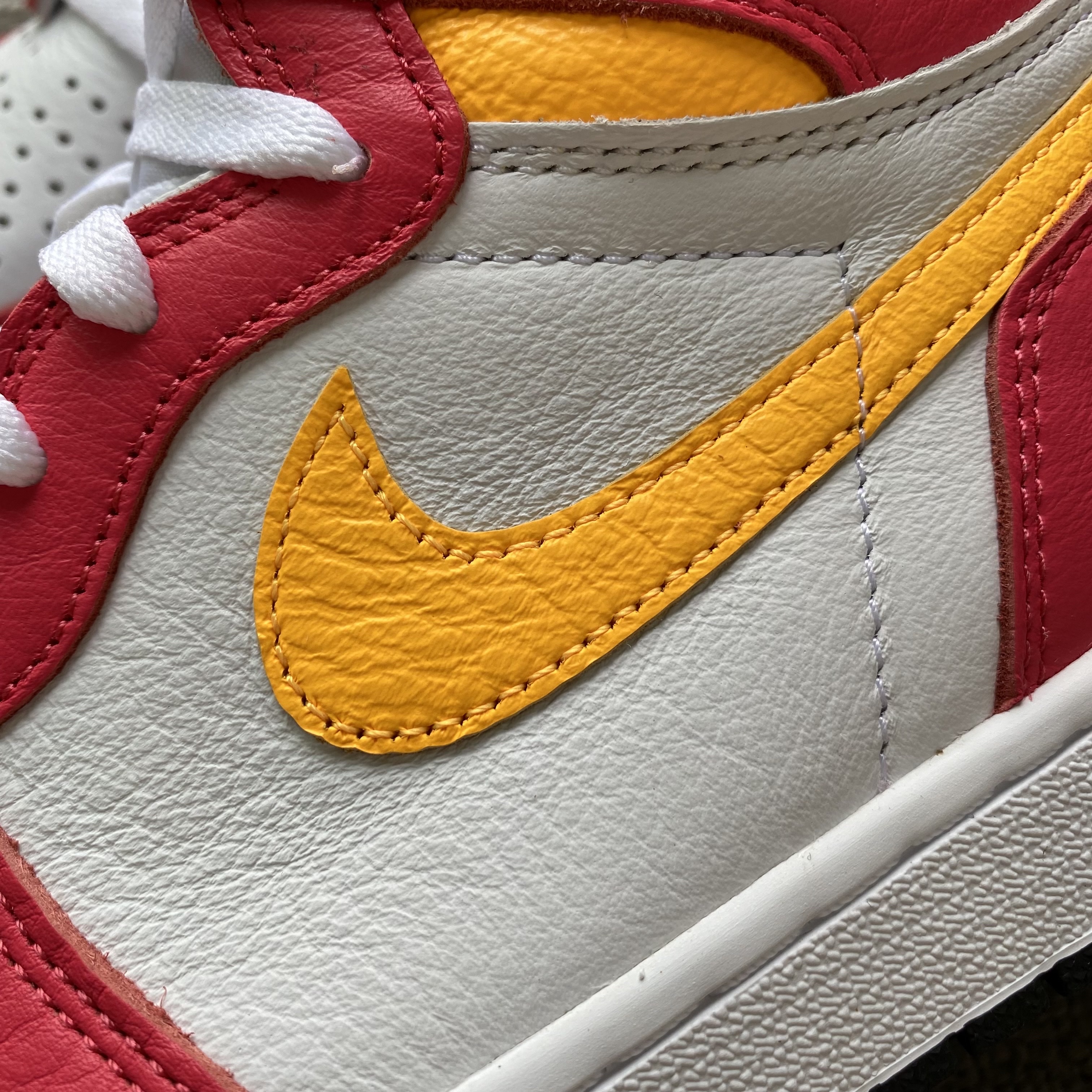 Jordan 1 Retro High OG Light Fusion Red 착용 스타일 - 4