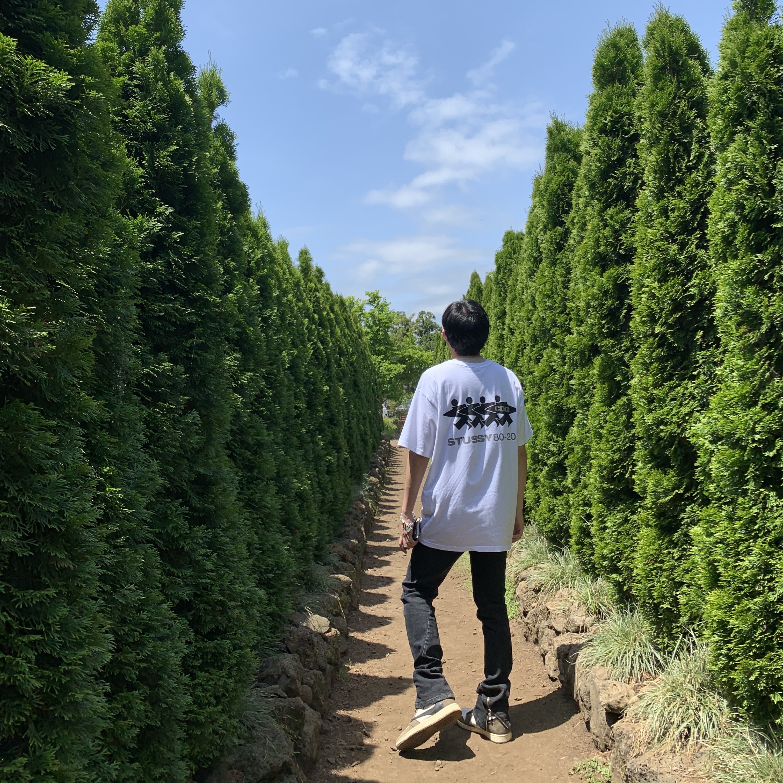 Jordan 1 x Travis Scott Retro High OG SP Mocha, Stussy x CDG Surfman T-Shirt White 착용 스타일