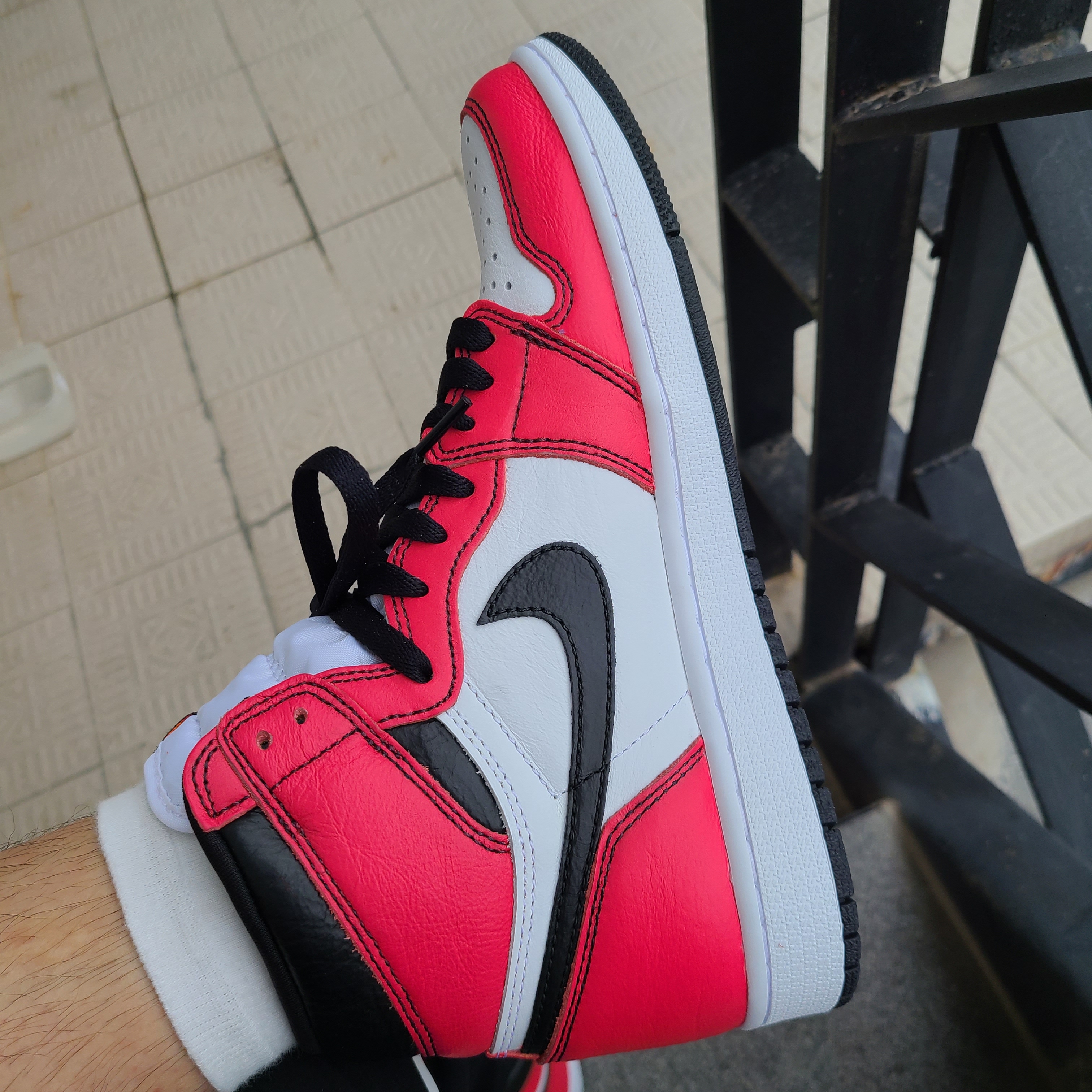 Jordan 1 Retro High OG Light Fusion Red 착용 스타일 - 2
