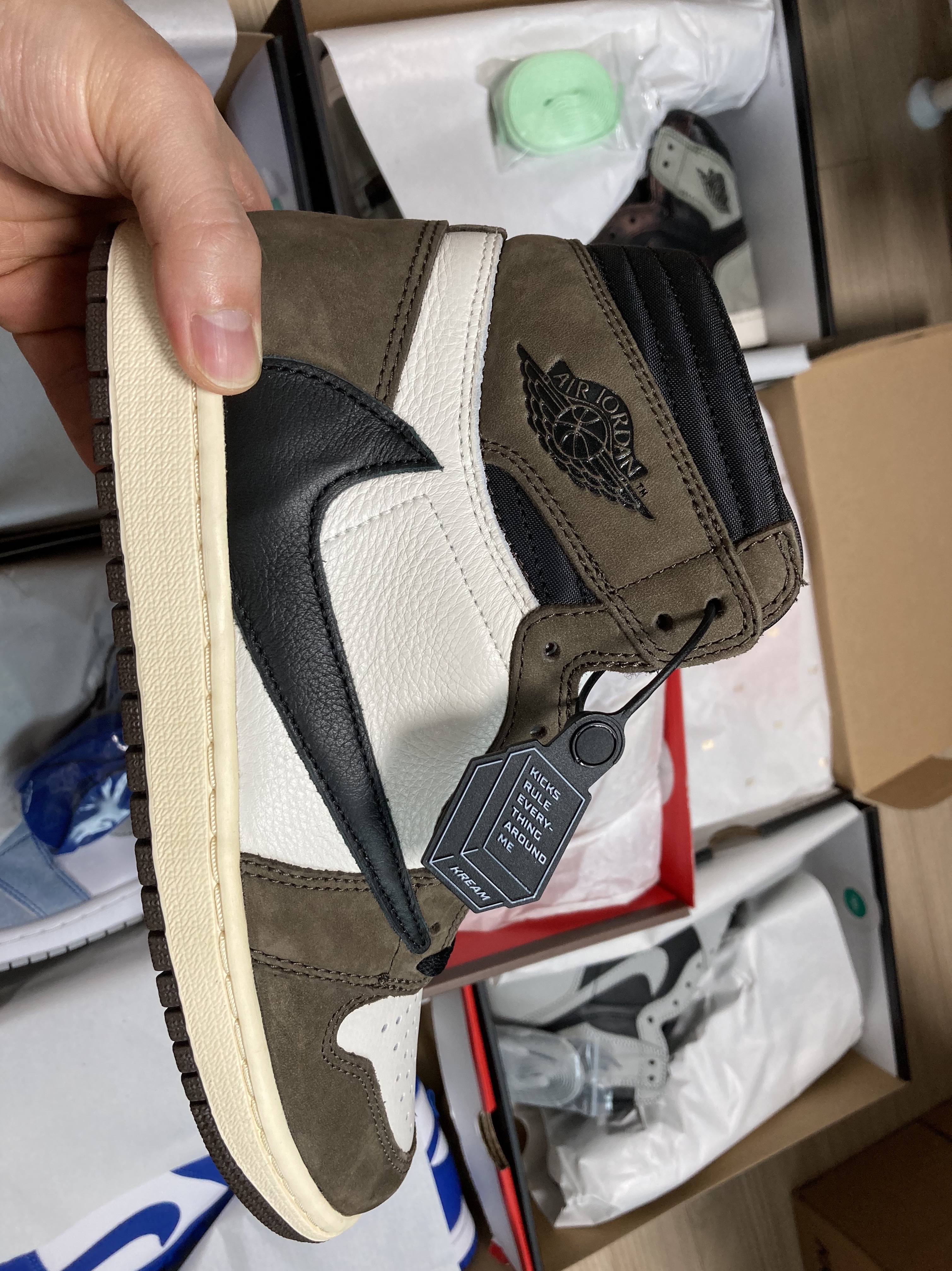 Jordan 1 x Travis Scott Retro High OG SP Mocha 착용 스타일 - 2