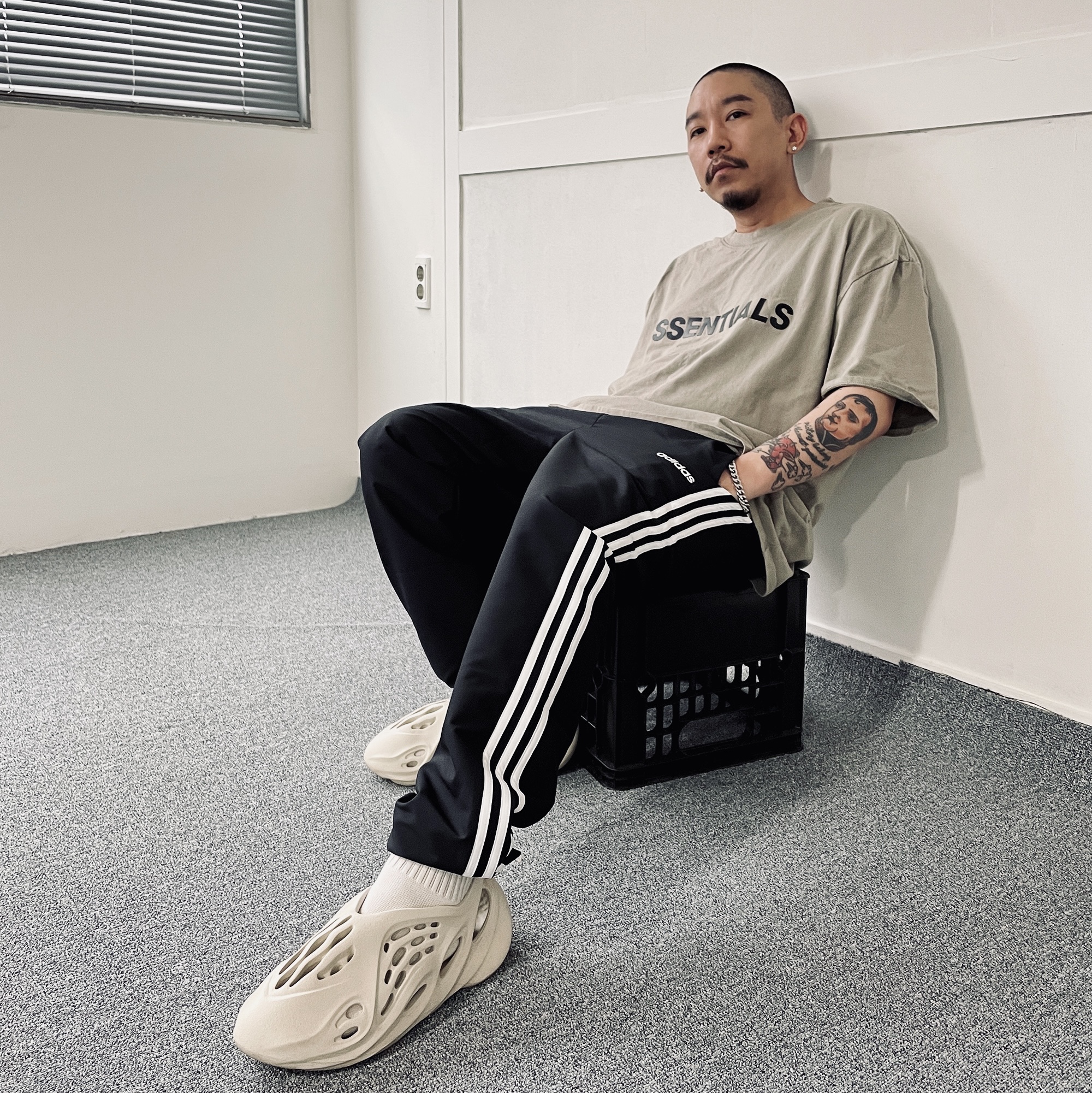Adidas Yeezy Foam RNNR Sand, Essentials T-Shirt Taupe - 21SS 착용 스타일