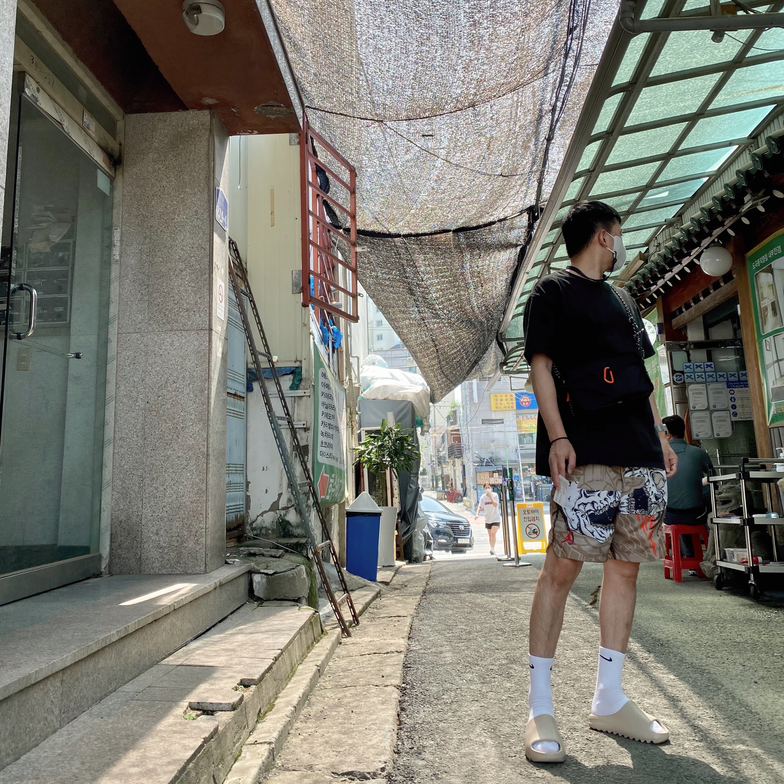 Adidas Yeezy Slide Pure, Essentials T-Shirt Black - 21SS 착용 스타일 - 2