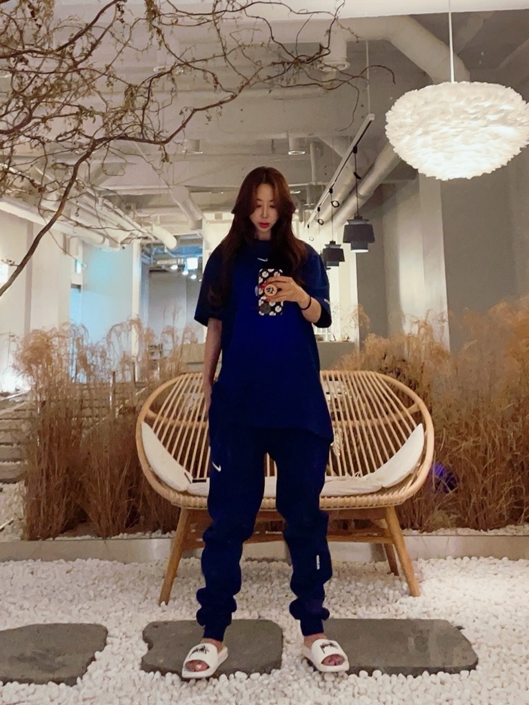Nike x Drake Nocta Cardinal Stock Essential Fleece Pants Navy - Asia, Nike x Drake Nocta Cardinal Stock Essential T-Shirt White - Asia 착용 스타일 - 2