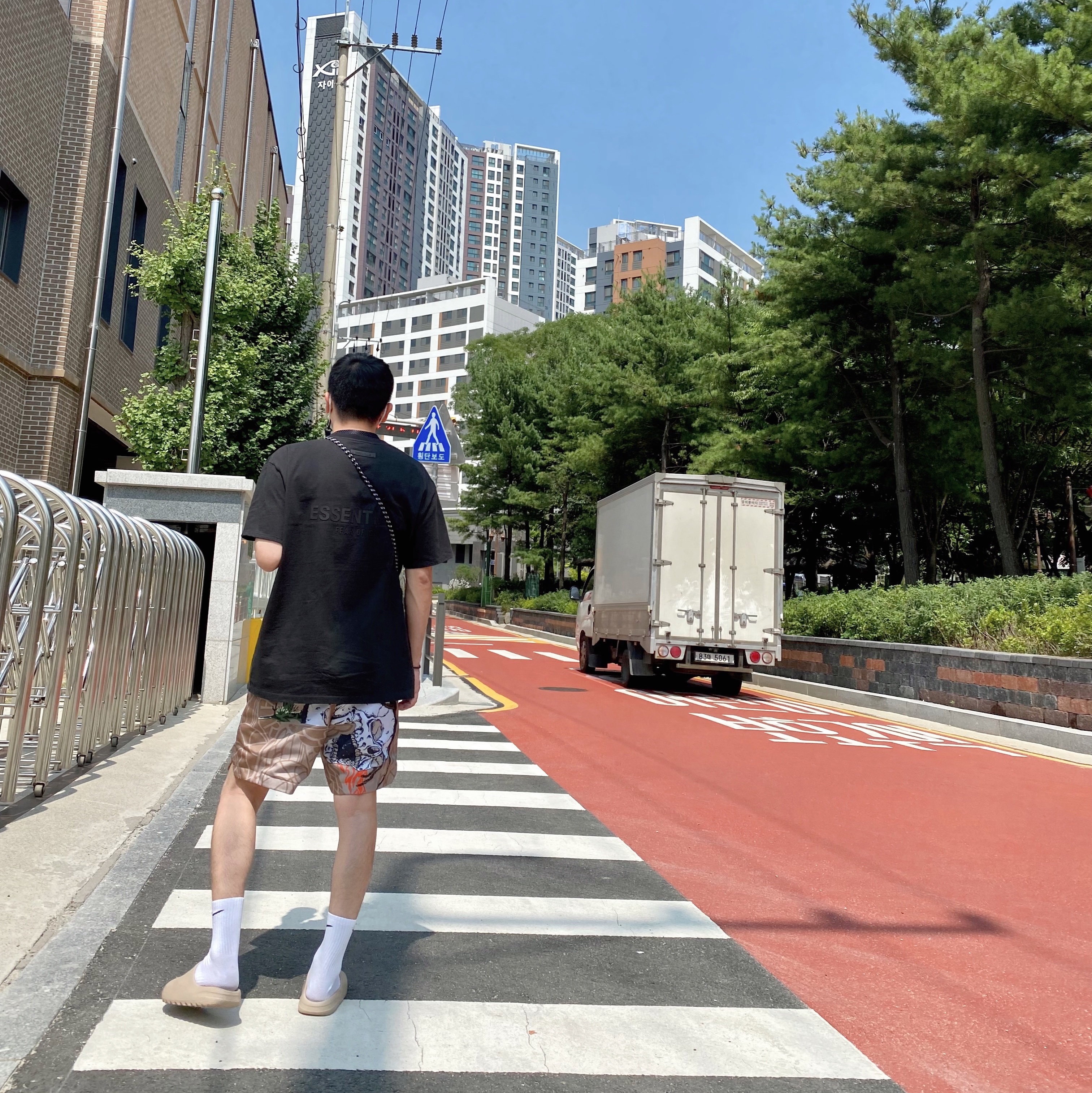 Adidas Yeezy Slide Pure, Essentials T-Shirt Black - 21SS 착용 스타일 - 1