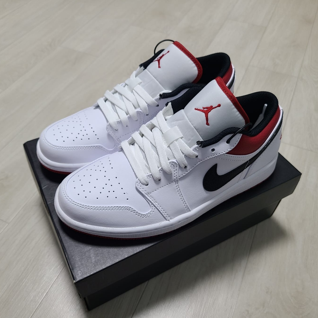 Jordan 1 Low White Red Black 착용 스타일 - 2
