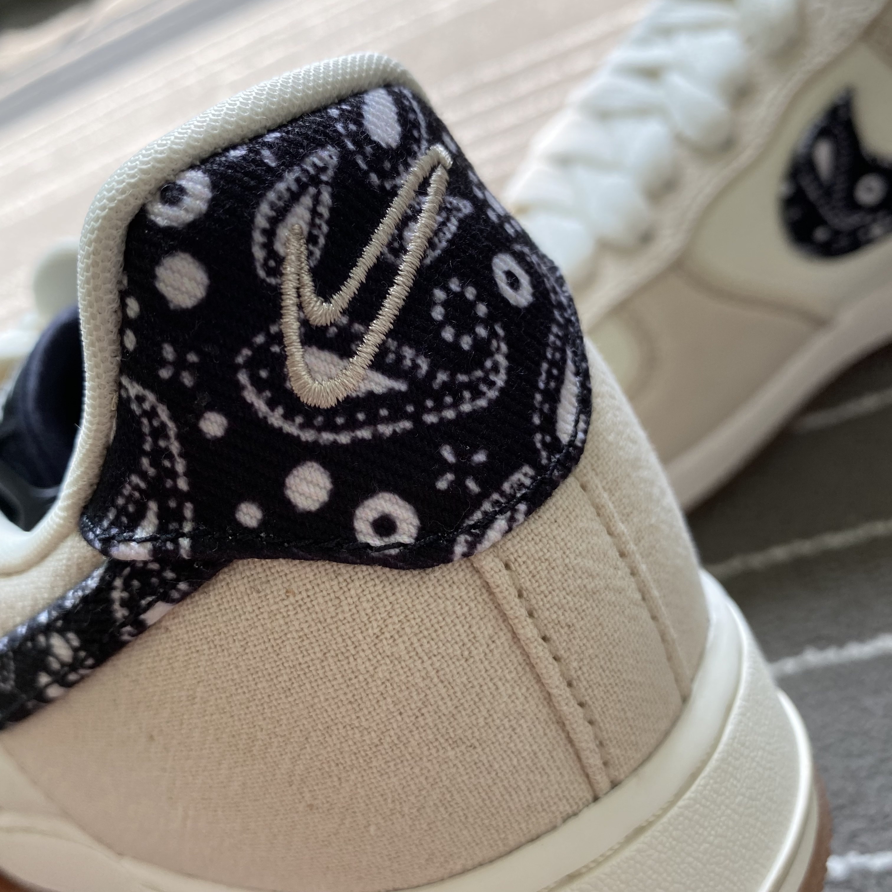 Nike Air Force 1 '07 LV8 Paisley Swoosh 착용 스타일 - 5