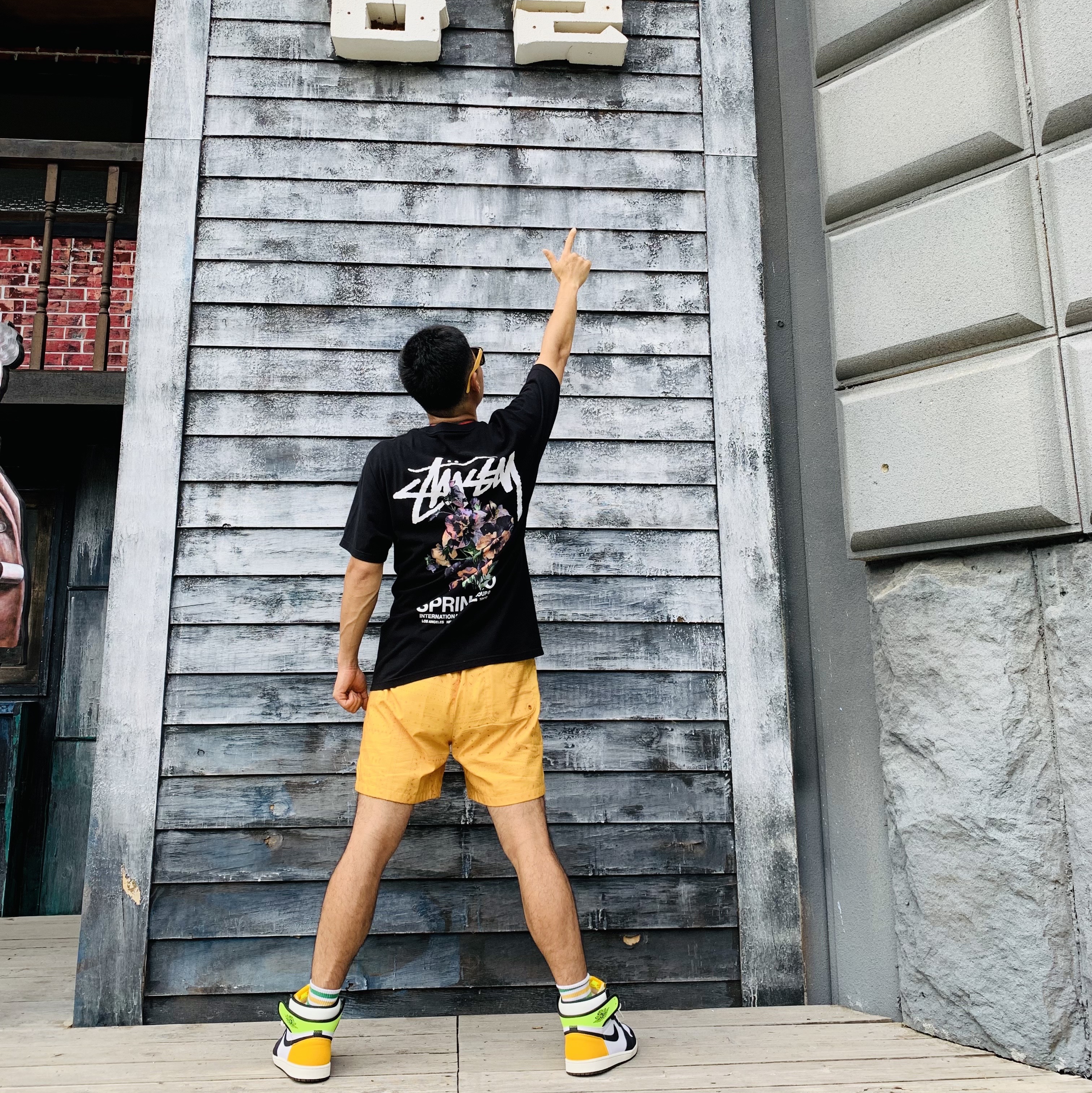 Stussy Bouquet T-Shirt Black, Jordan 1 Retro High OG Volt Gold 착용 스타일