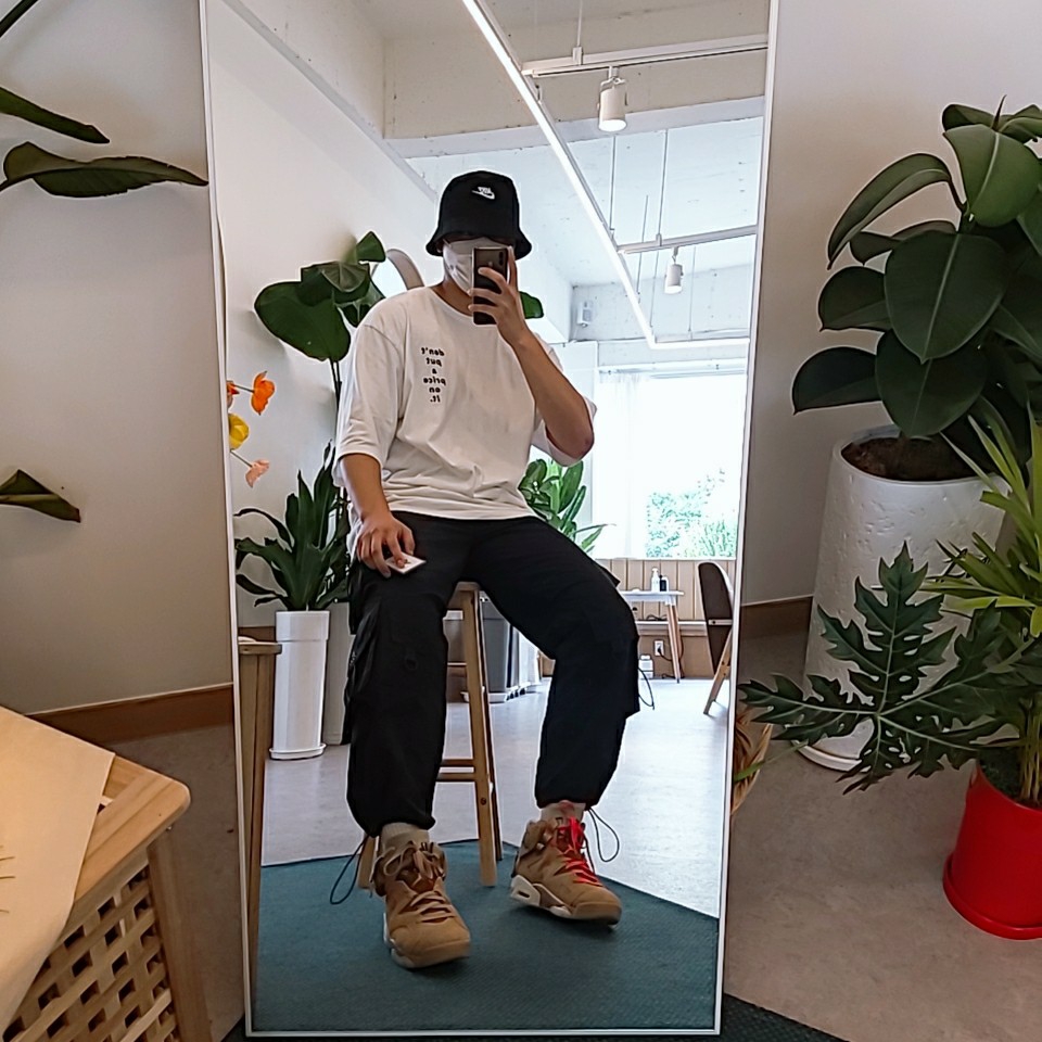 Jordan 6 x Travis Scott Retro SP British Khaki 착용 스타일
