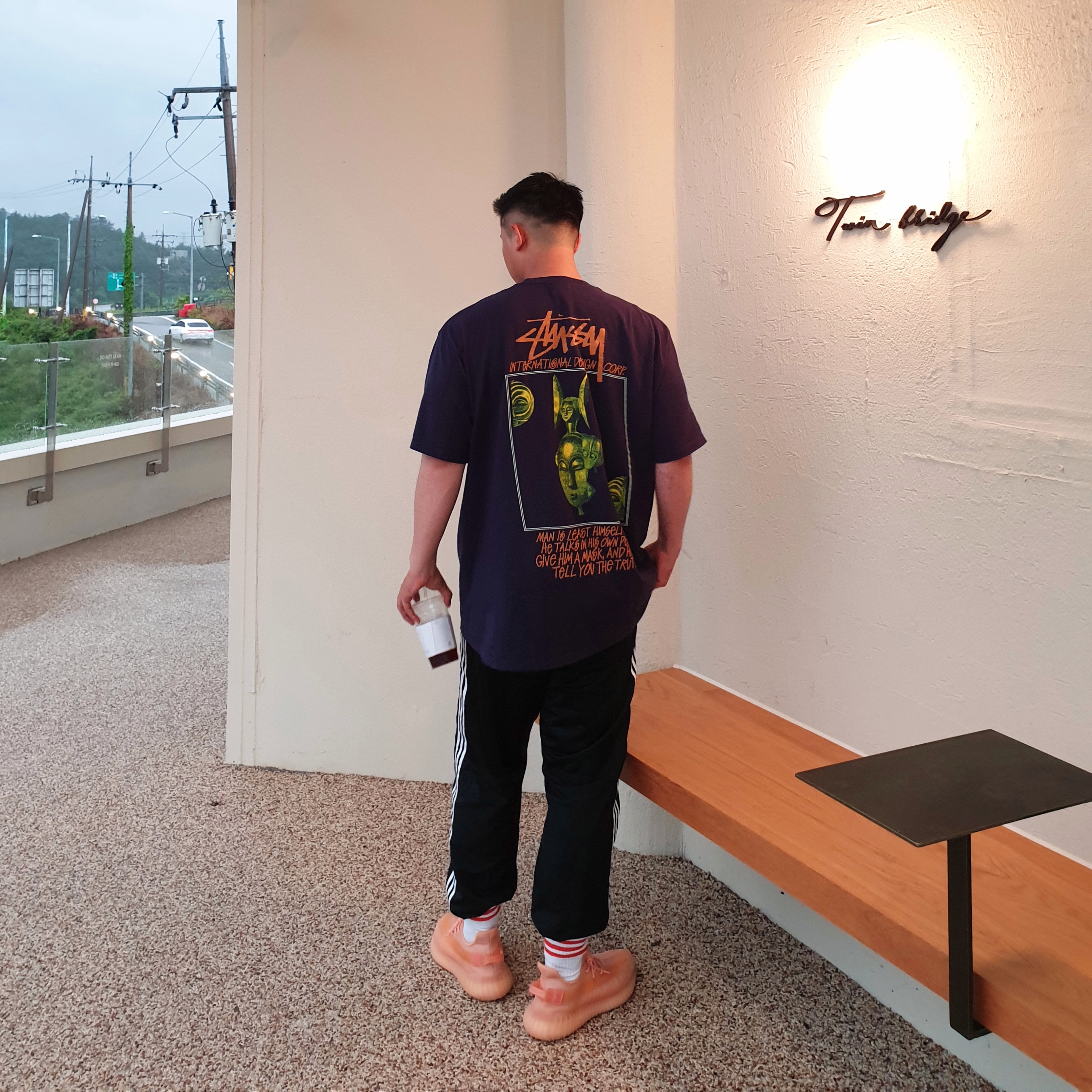 Adidas Yeezy Boost 350 V2 Mono Clay, Stussy Masked T-Shirt Navy 착용 스타일 - 2