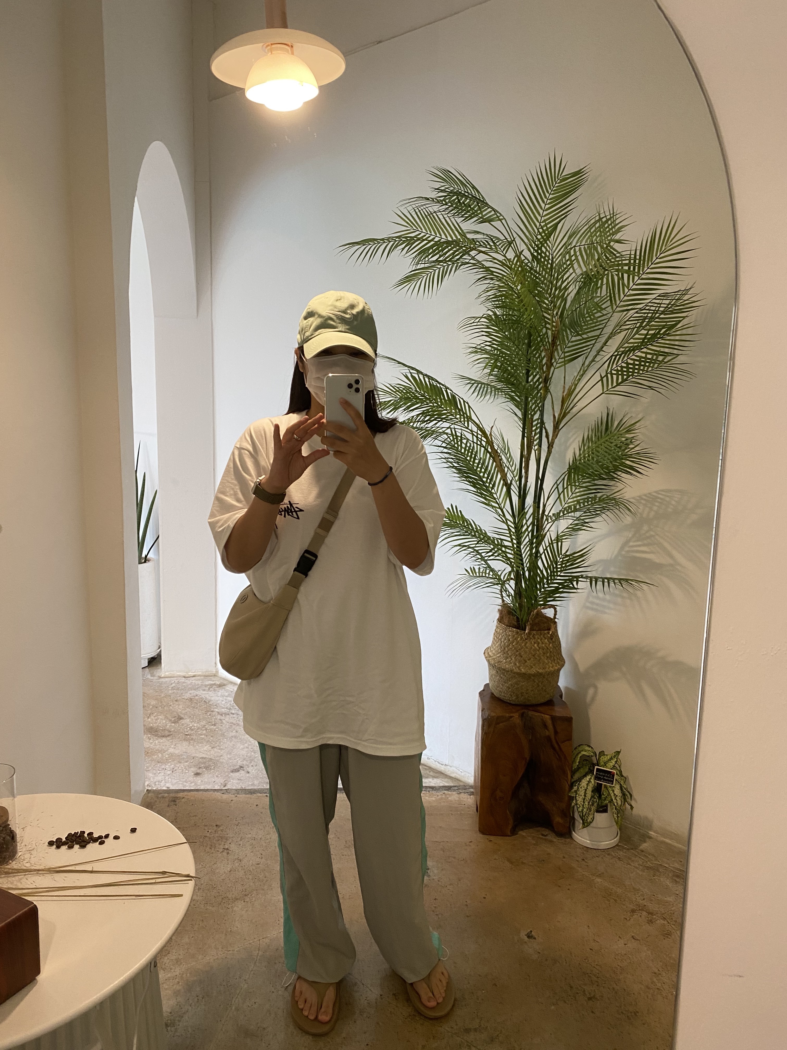 Oofos OOriginal Taupe, Stussy Big Link T-Shirt White 착용 스타일