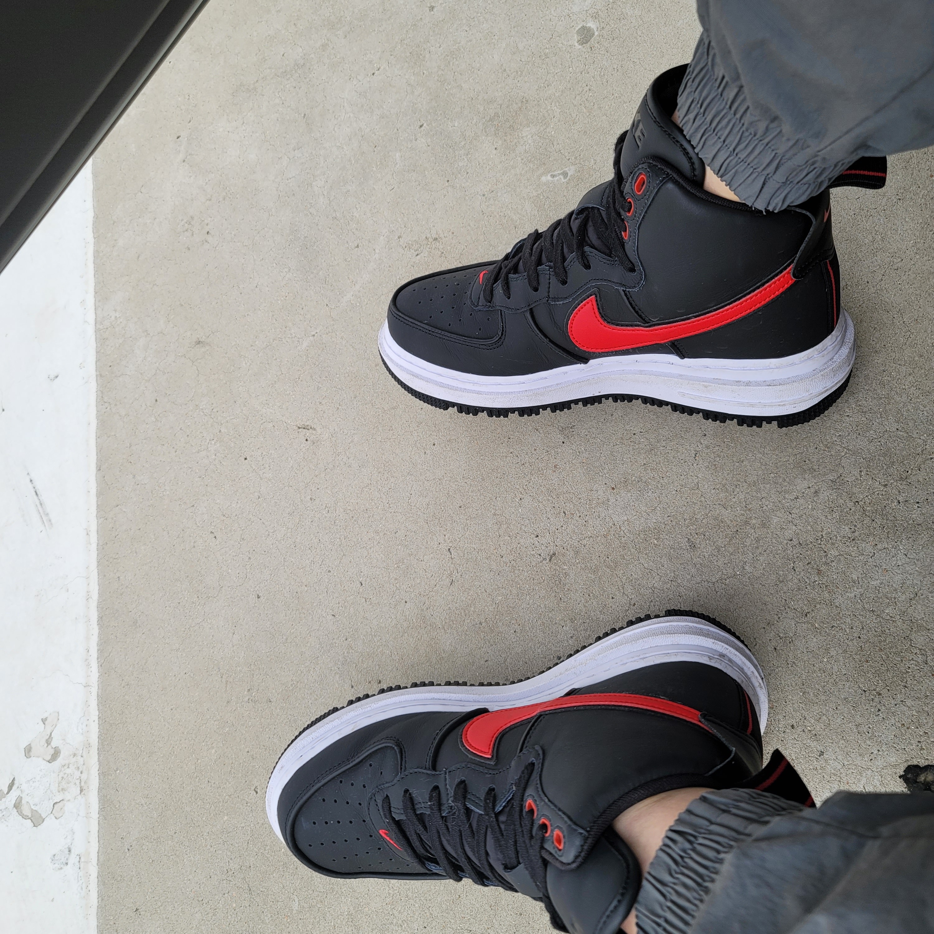 Nike Air Force 1 Boot Black Red 착용 스타일 - 2
