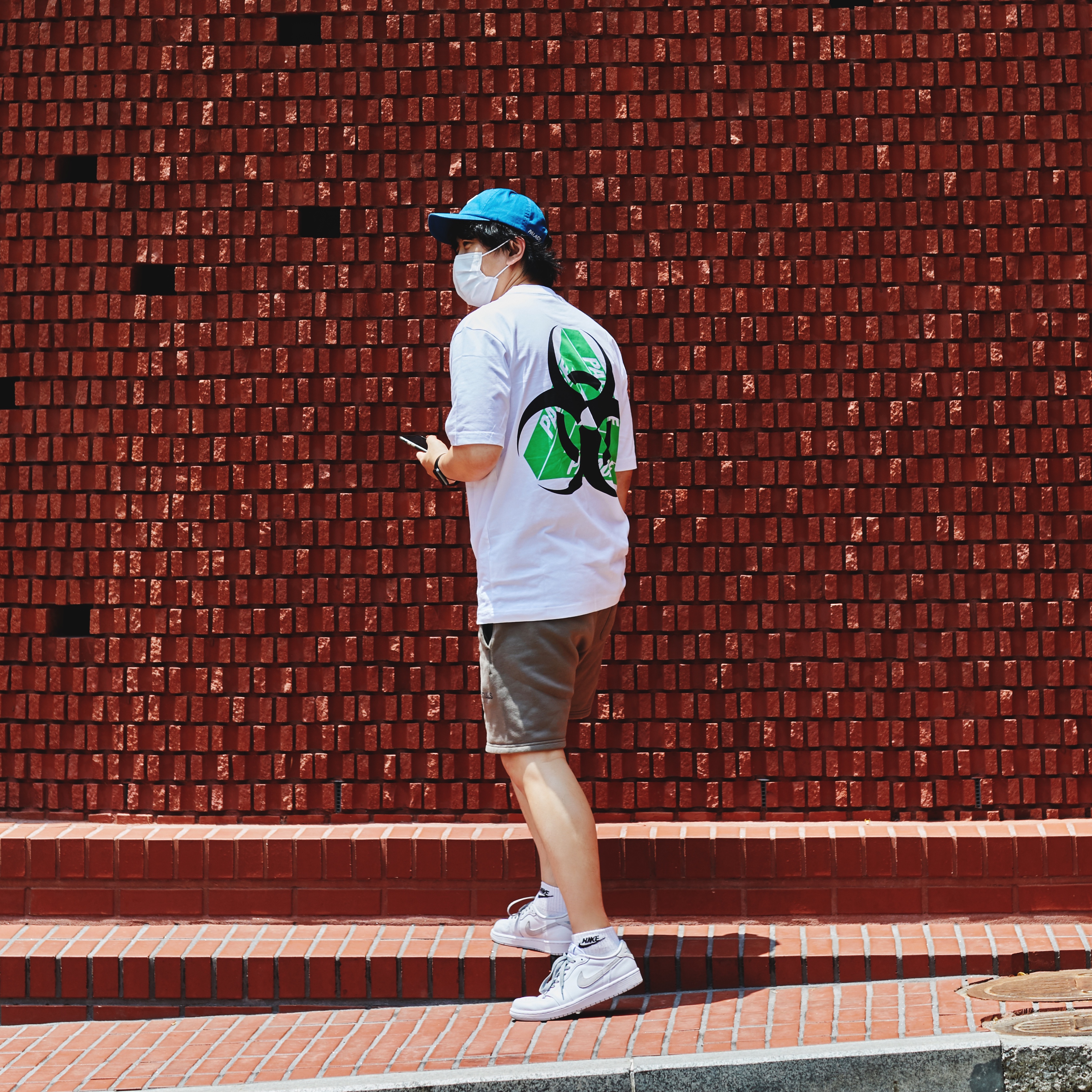 Jordan 1 Low OG Neutral Grey, Palace Bio Hazard T-Shirt White - 21SS 착용 스타일