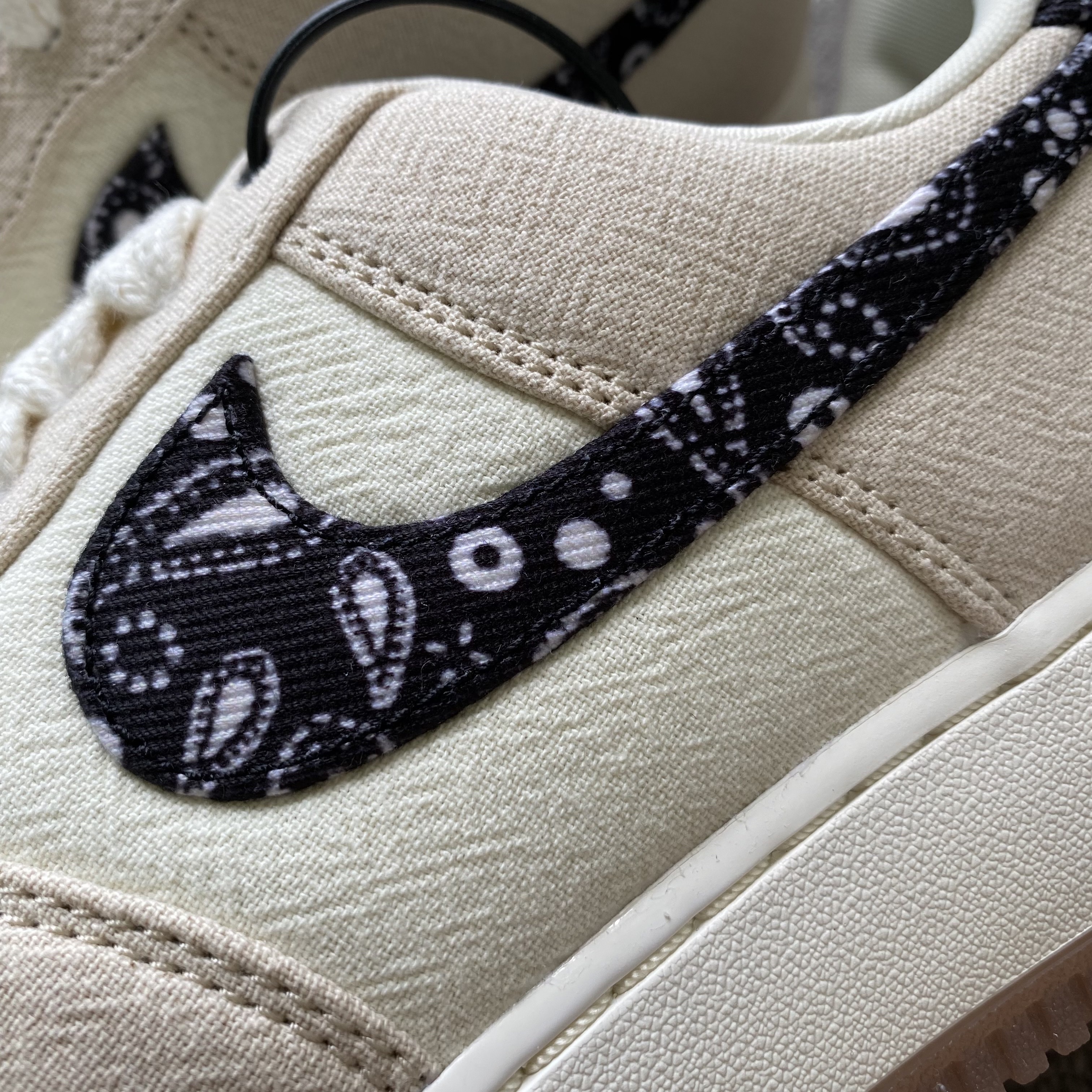 Nike Air Force 1 '07 LV8 Paisley Swoosh 착용 스타일 - 4
