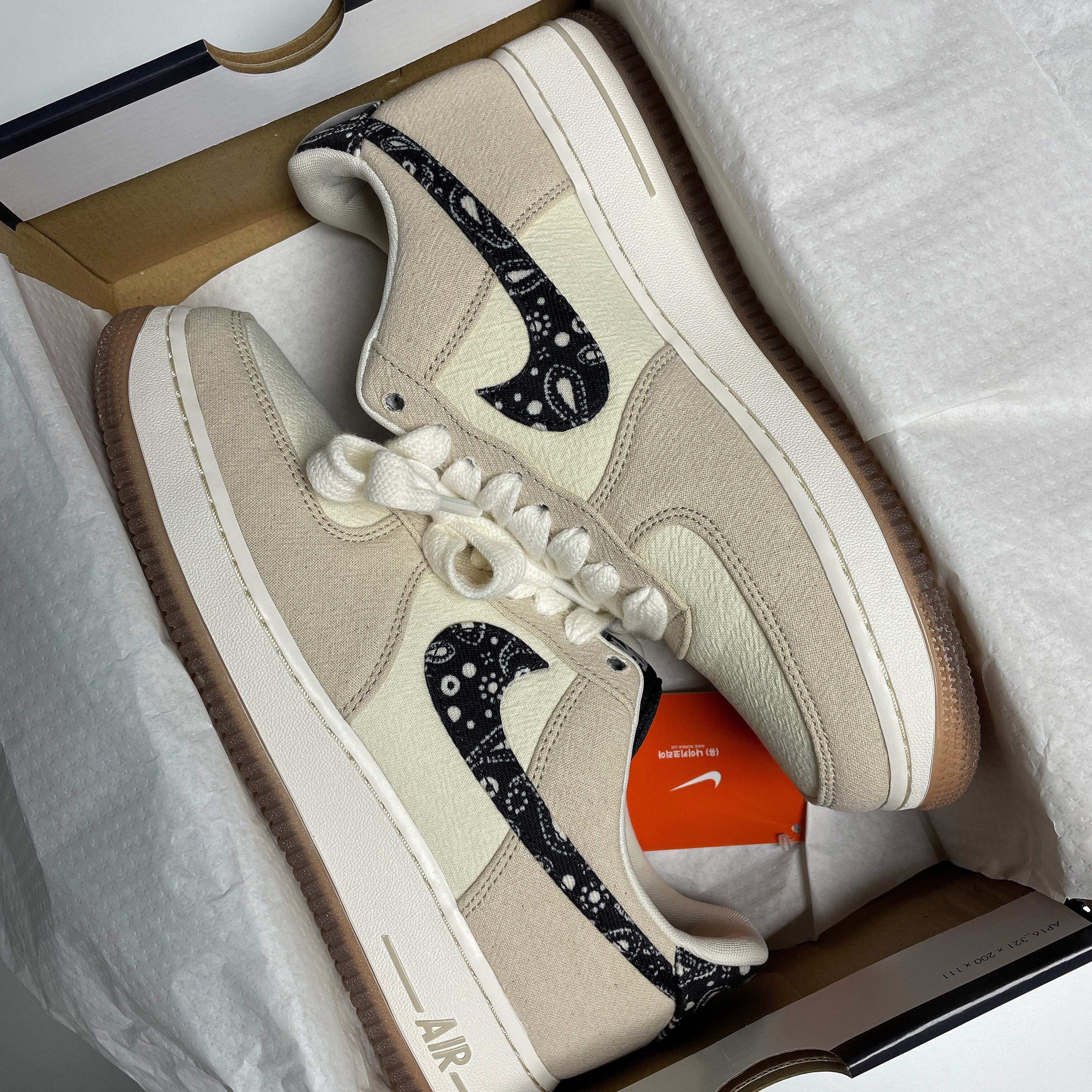 Nike Air Force 1 '07 LV8 Paisley Swoosh 착용 스타일