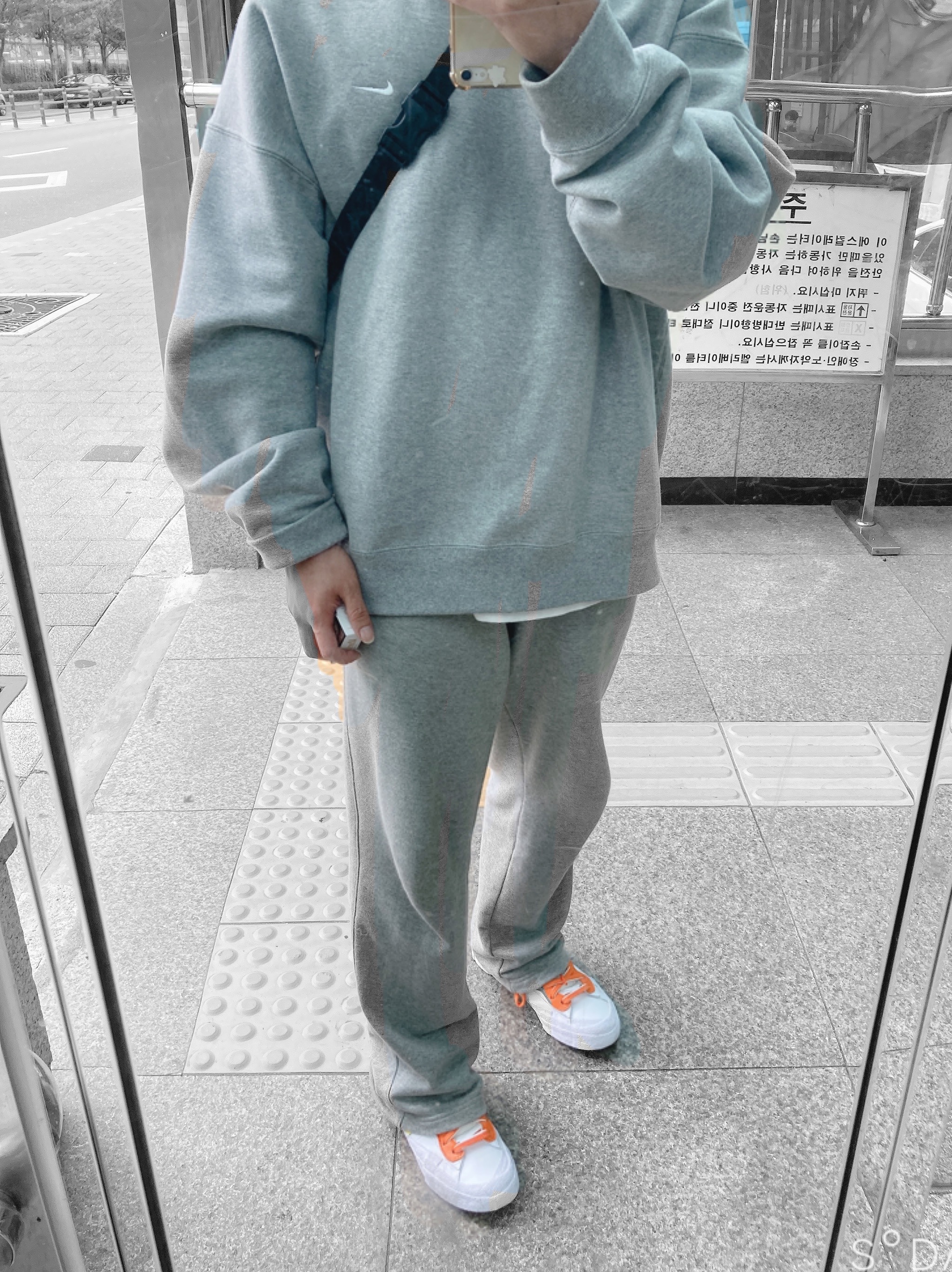 Nike x Sacai Blazer Low Magma Orange, Nike NRG Solo Swoosh Crew Fleece Dark Grey Heather - US/EU 착용 스타일