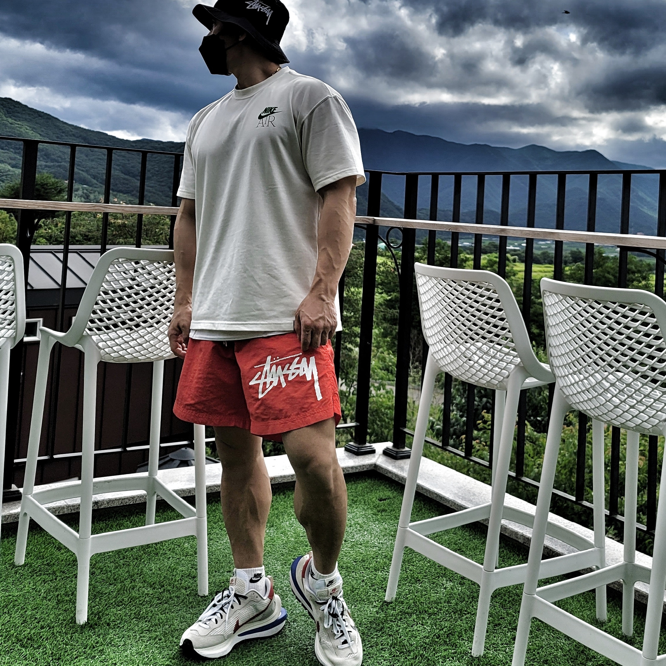 Nike x Stussy Bucket Hat Black, Nike x Stussy Water Shorts Habanero Red 착용 스타일 - 2