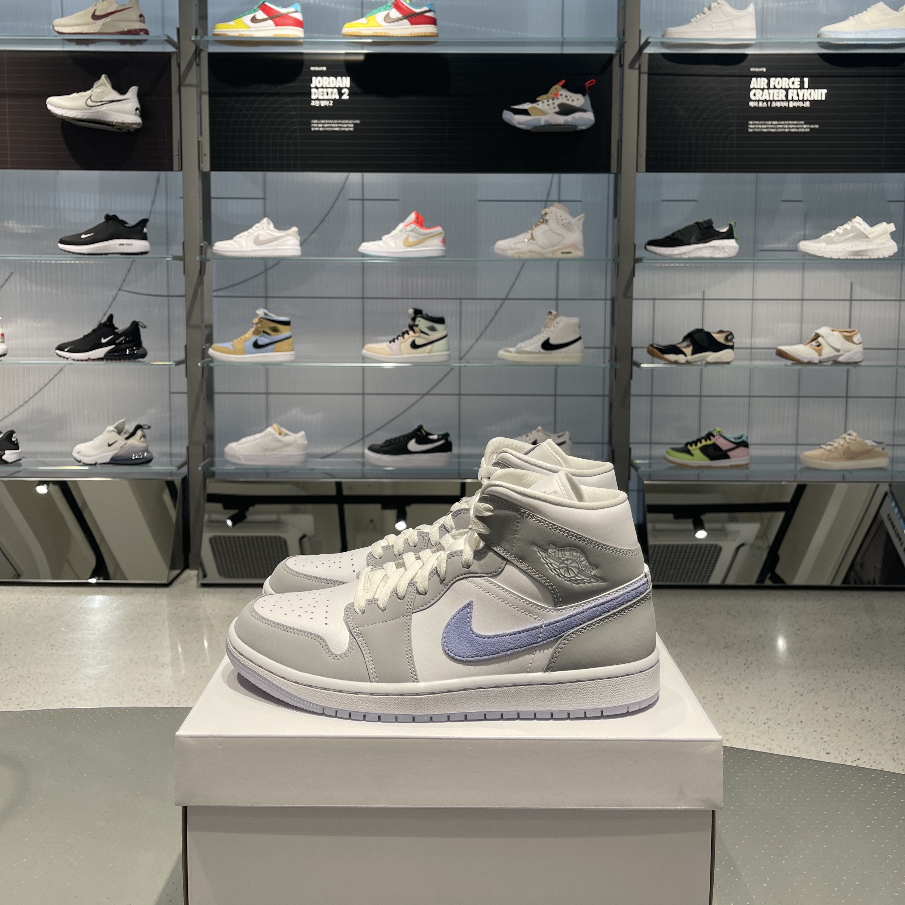 (W) Jordan 1 Mid Wolf Grey, (W) Nike Dunk Low Green Glow 착용 스타일 - 1