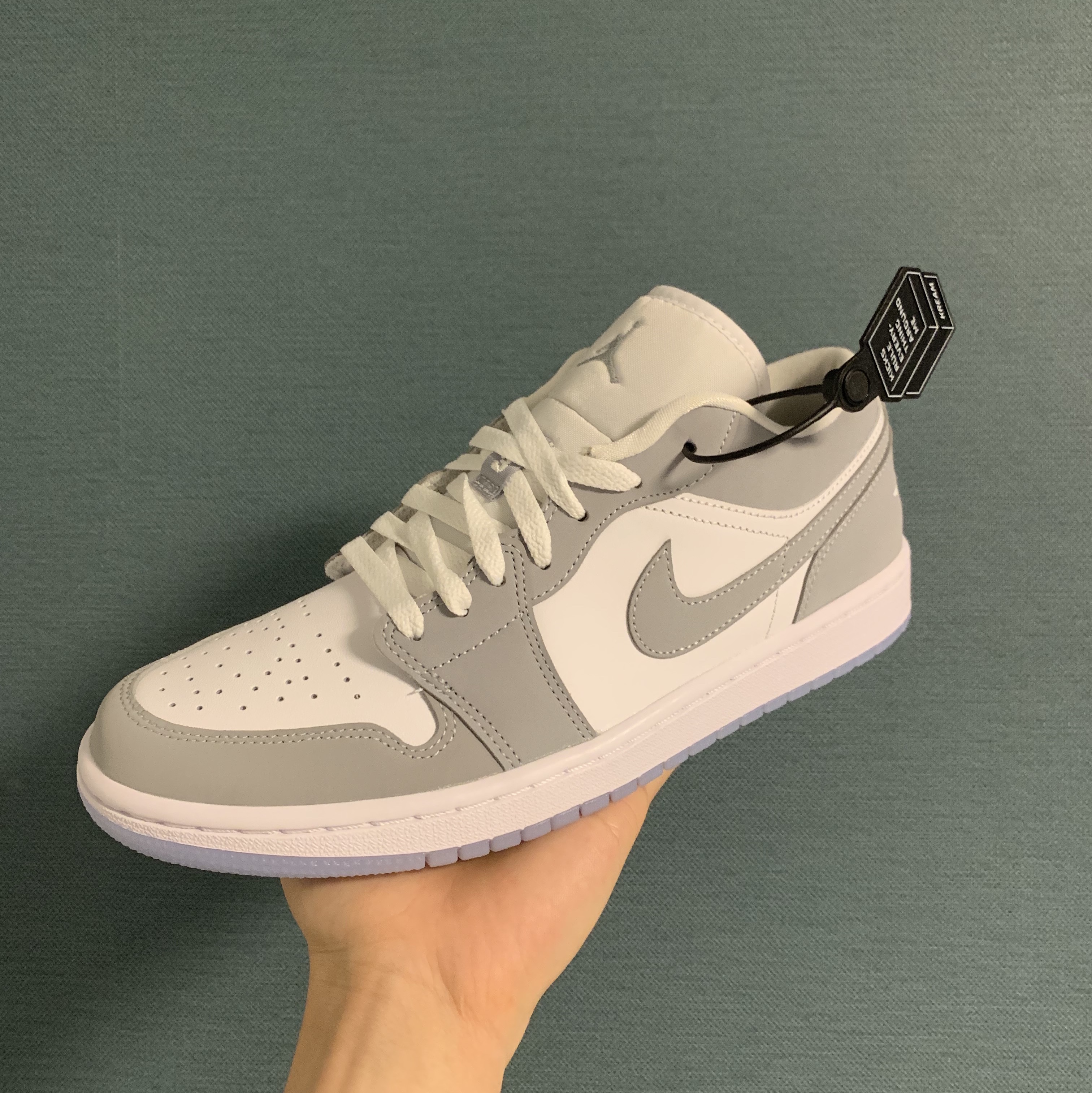 (W) Jordan 1 Low White Wolf Grey 착용 스타일 - 1