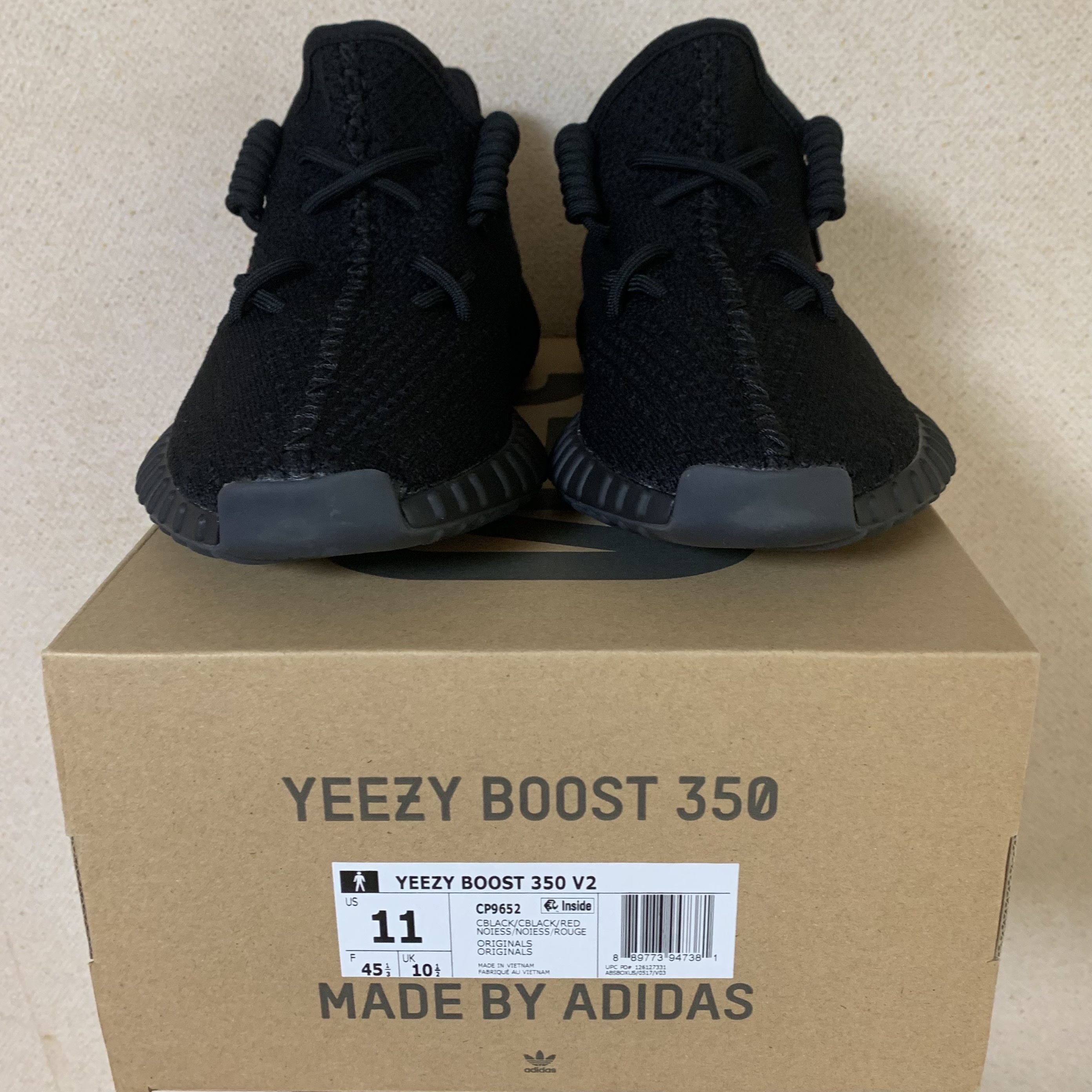 Adidas Yeezy Boost 350 V2 Black Red 2020 착용 스타일 - 2