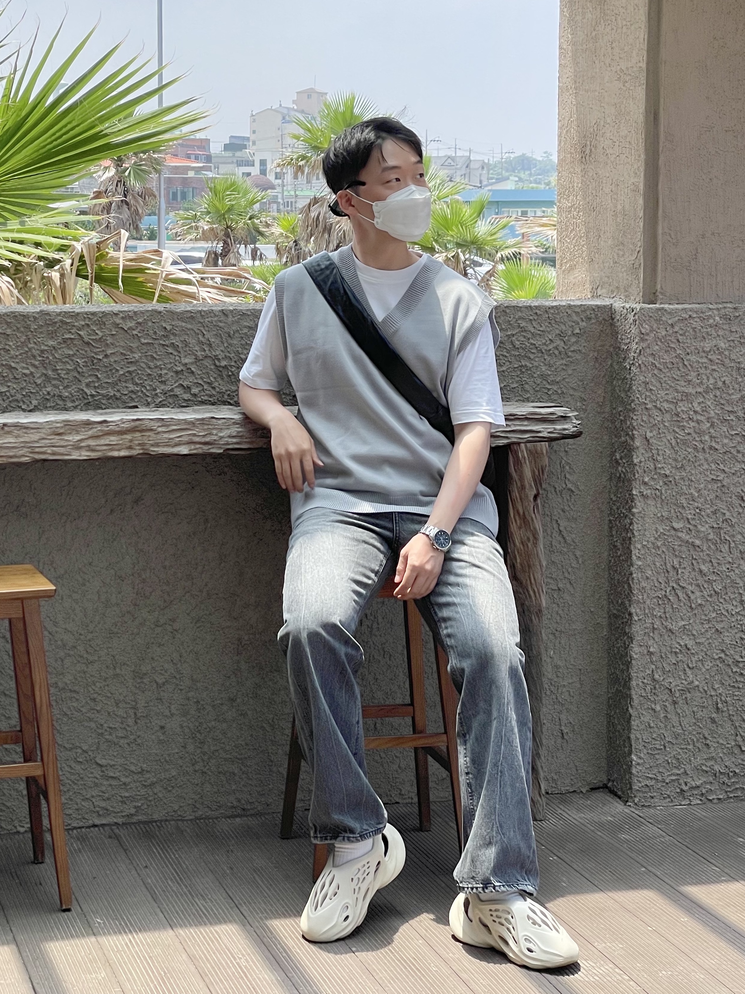 Adidas Yeezy Foam RNNR Sand 착용 스타일