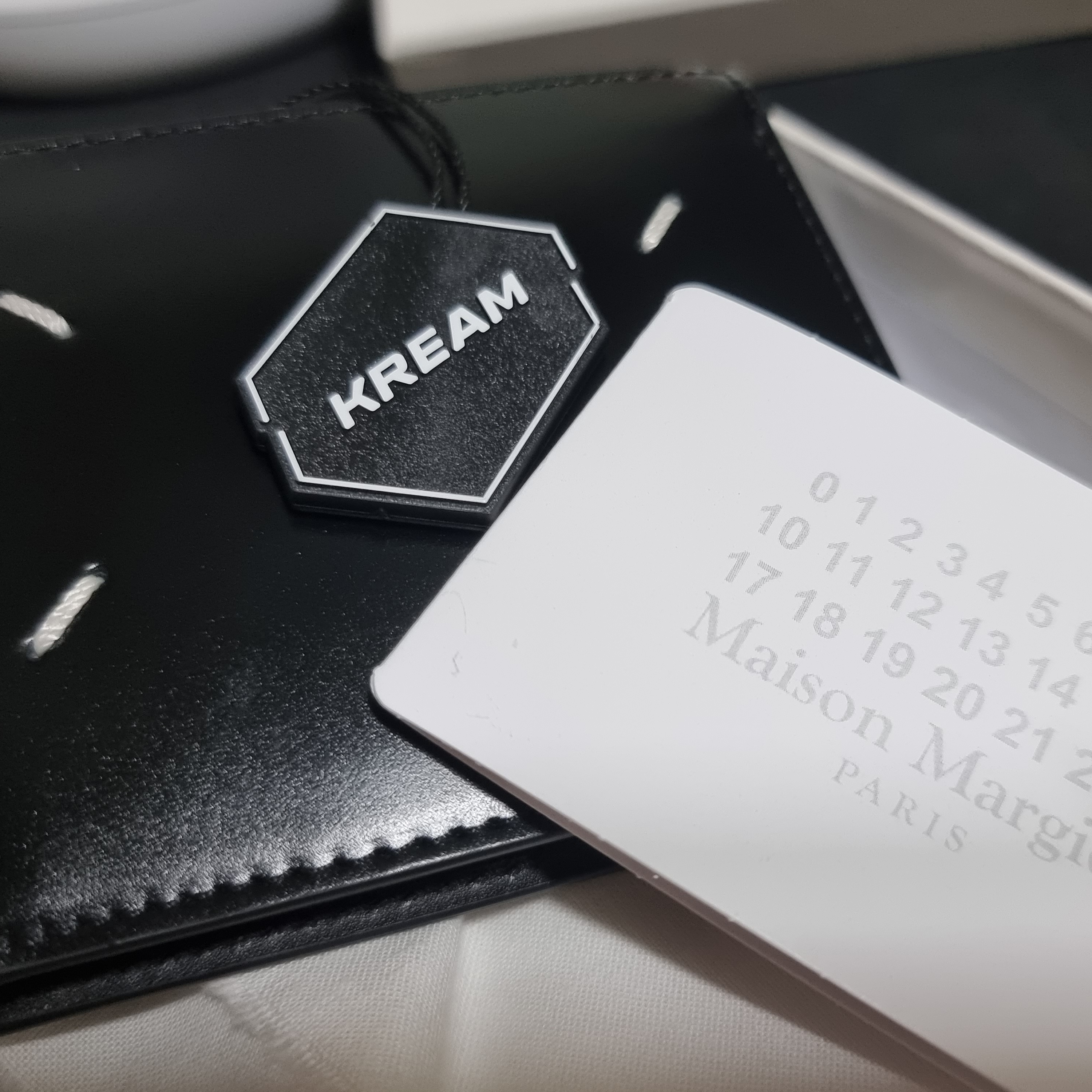 Maison Margiela Small Bi-Fold Calfskin Wallet Black 착용 스타일 - 2