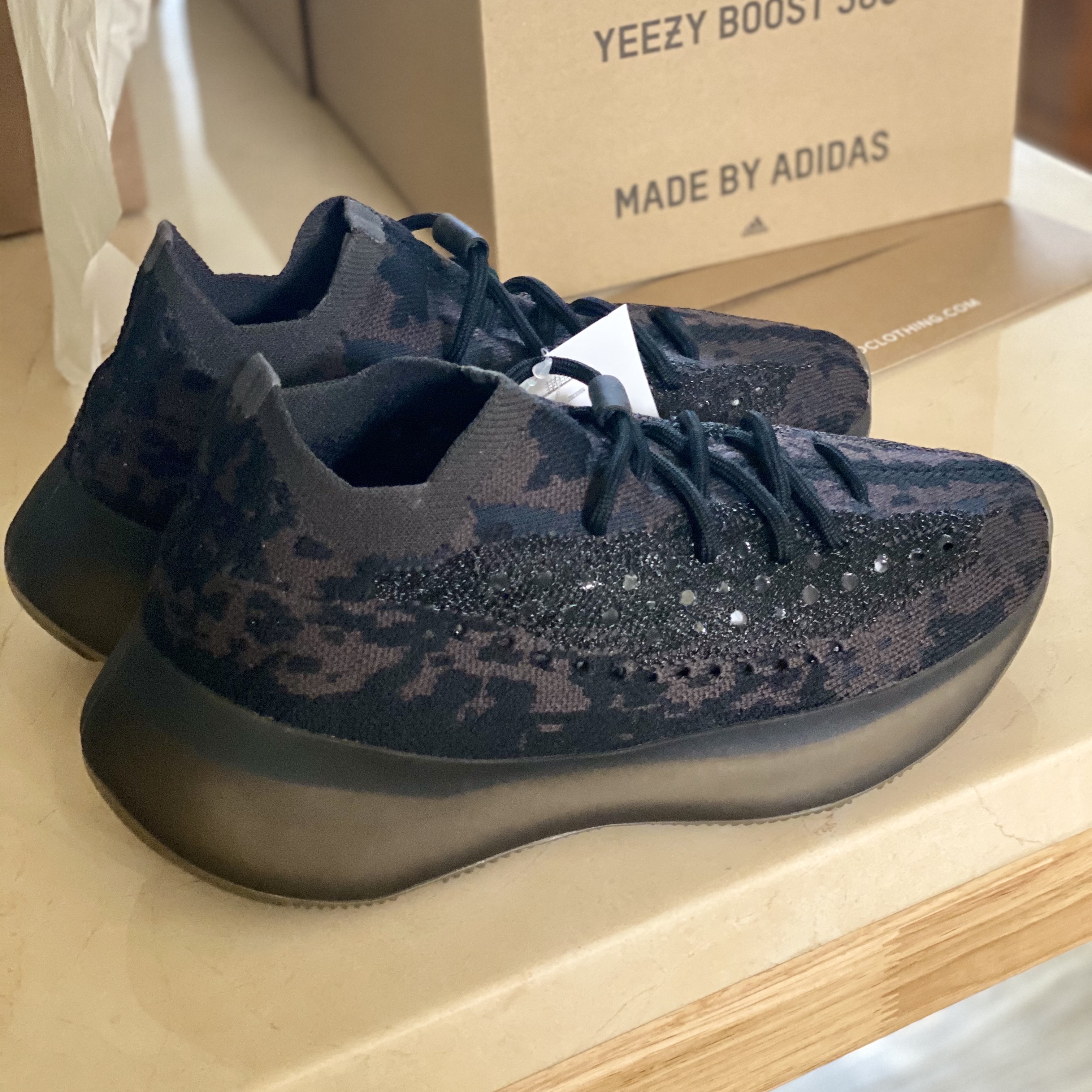 Adidas Yeezy Boost 380 Onyx - Non-Reflective 착용 스타일 - 2