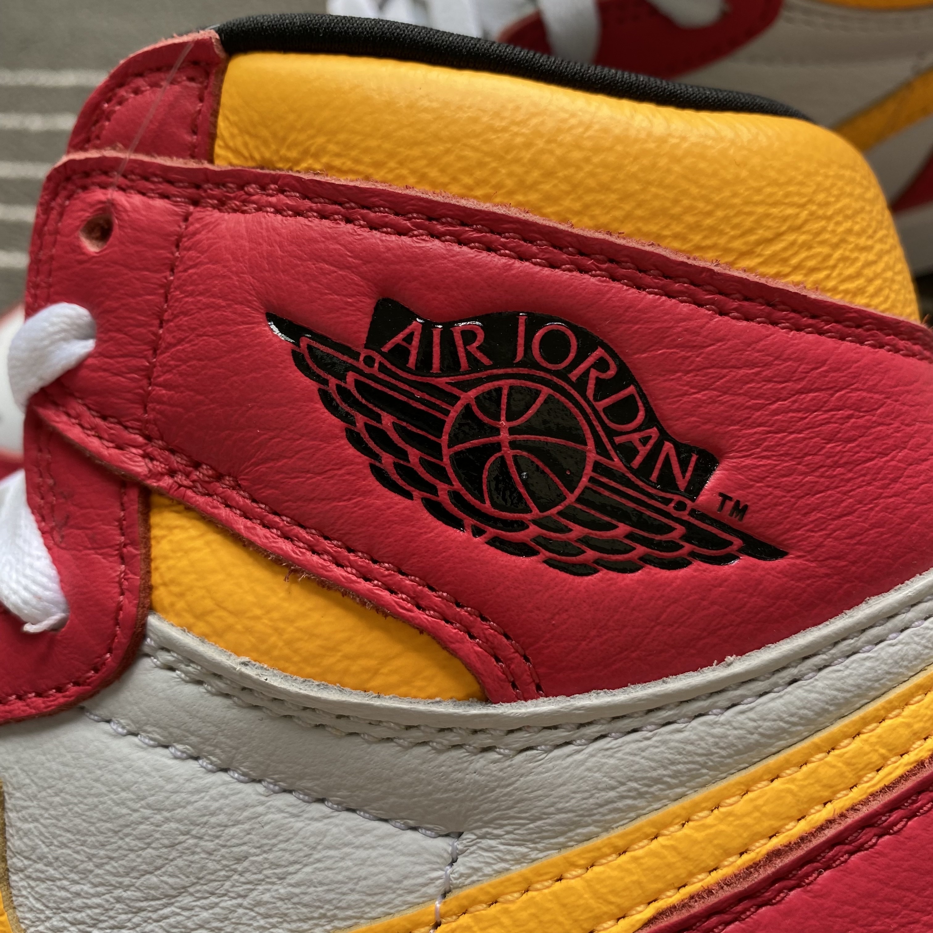Jordan 1 Retro High OG Light Fusion Red 착용 스타일 - 5