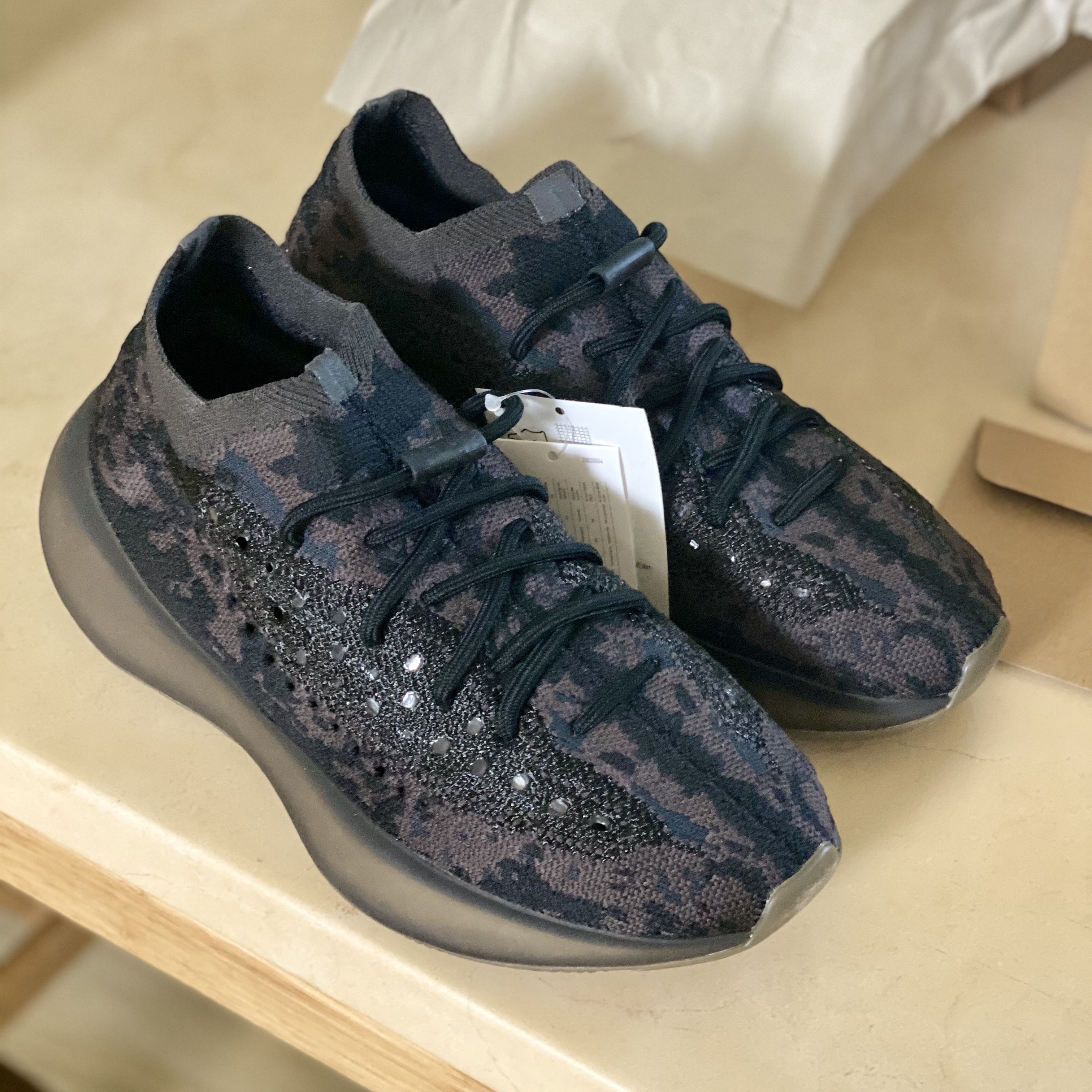 Adidas Yeezy Boost 380 Onyx - Non-Reflective 착용 스타일 - 1