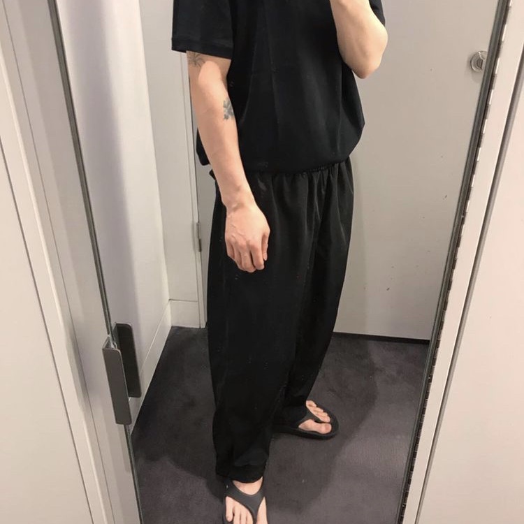 Oofos OOriginal Black 착용 스타일 - 2