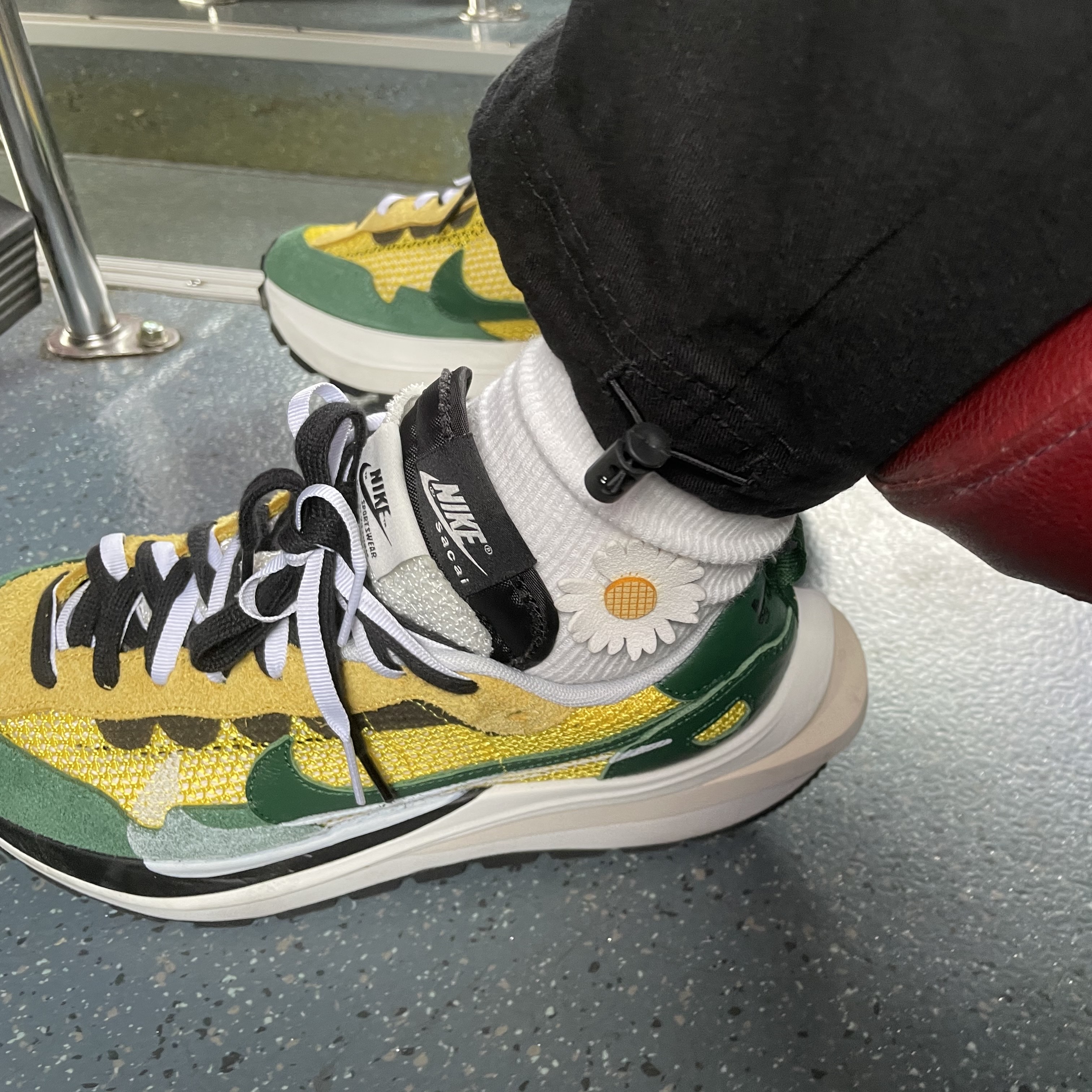 Nike x Sacai VaporWaffle Tour Yellow & Gorge Green Sail 착용 스타일