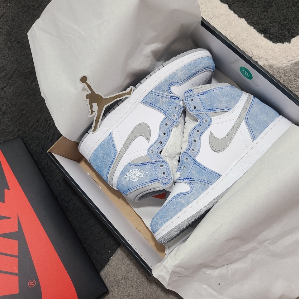 Jordan 1 Retro High OG Hyper Royal 착용 스타일
