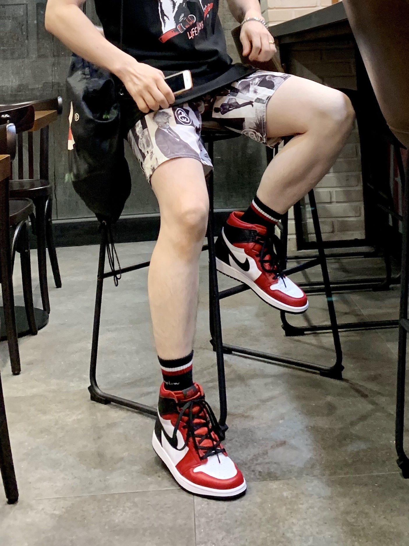(W) Jordan 1 Retro High Satin Red 착용 스타일 - 3