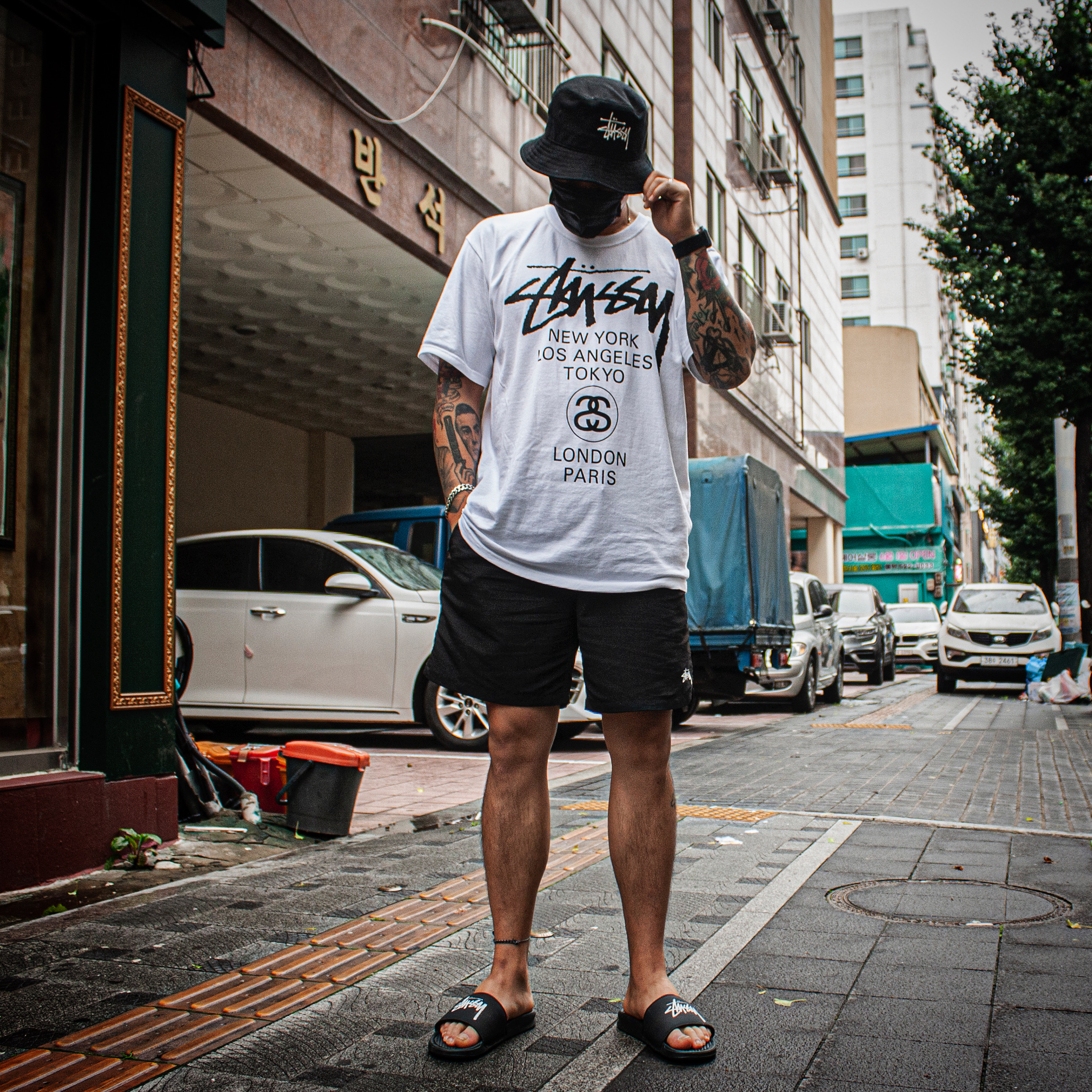 Nike x Stussy Benassi Slide Off Noir, Stussy World Tour T-Shirt White 착용 스타일