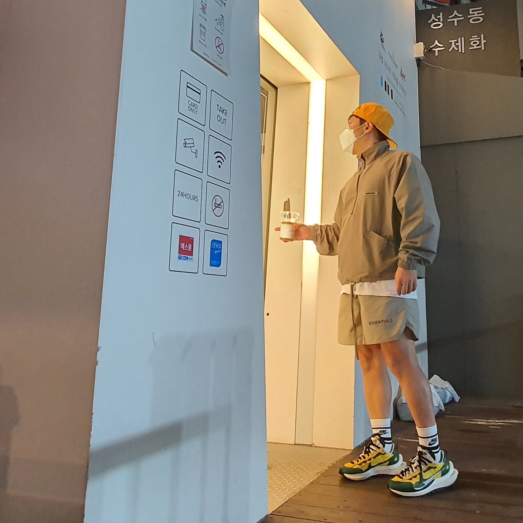 Nike x Sacai VaporWaffle Tour Yellow & Gorge Green Sail, Essentials Track Jacket Cement - 20FW 착용 스타일