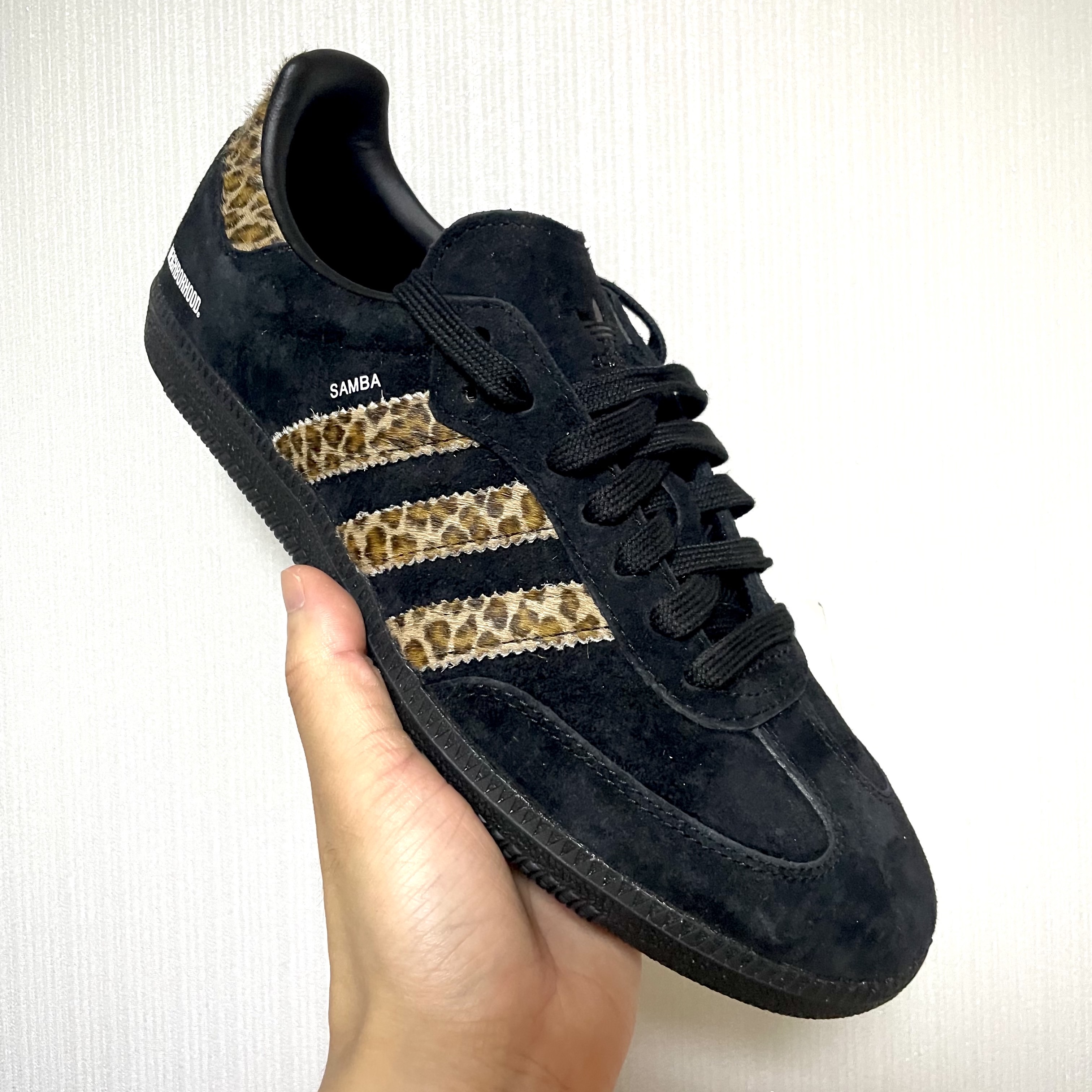 Adidas x END. x Neighborhood Samba Black Leopard 착용 스타일 - 1
