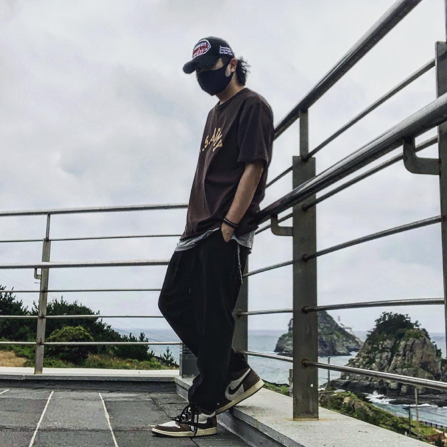 Jordan 1 x Travis Scott Retro High OG SP Mocha 착용 스타일 - 1